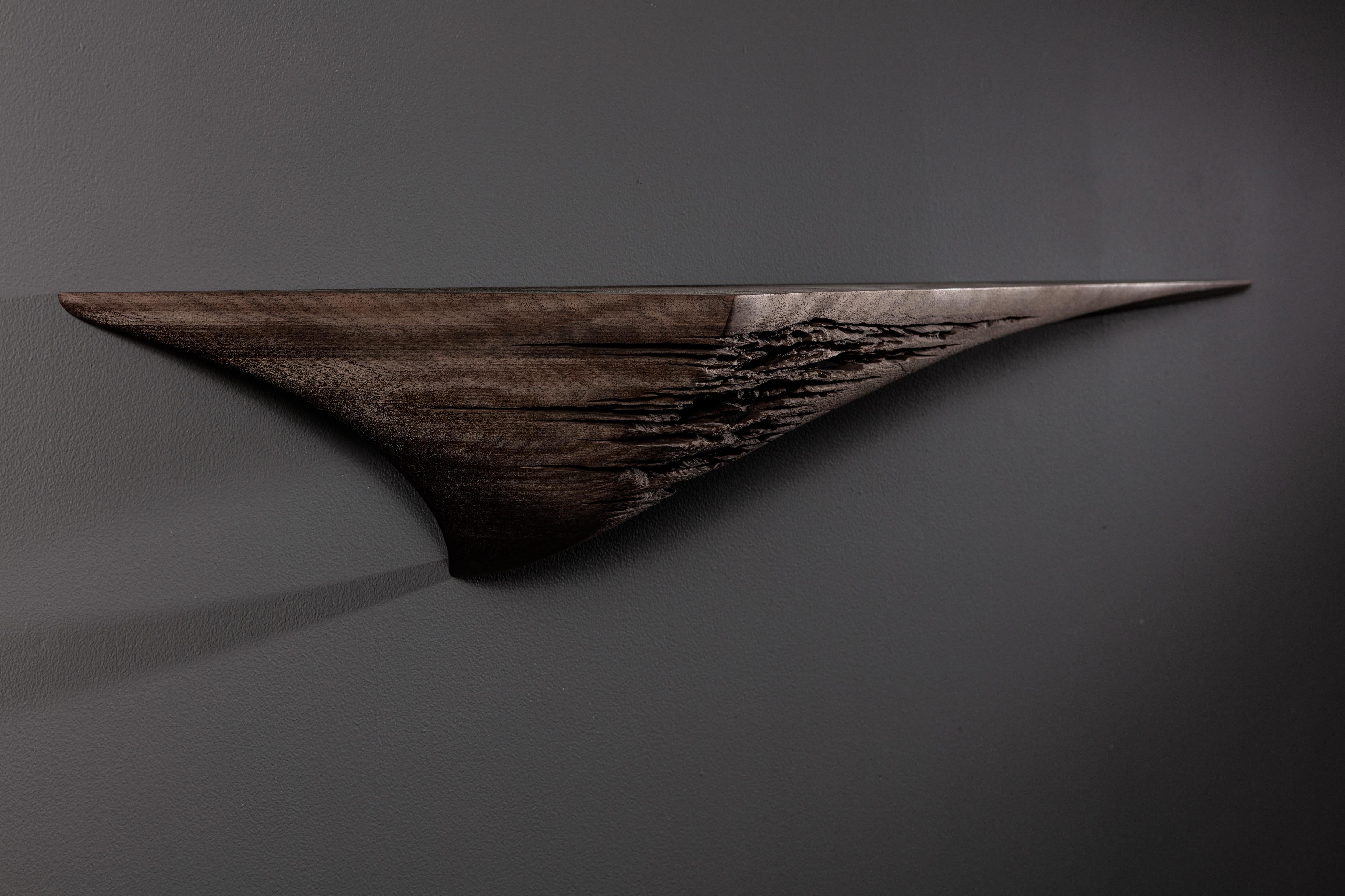 Mensola da parete scolpita a mano Ventus in noce americano eroso di Tor Rothschild