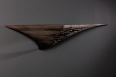 Mensola da parete scolpita a mano Ventus in noce americano eroso di Tor Rothschild