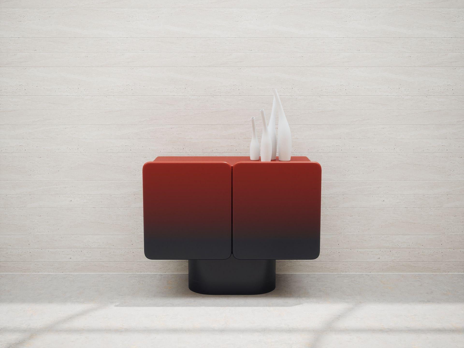 La credenza Venus è un'audace dichiarazione di ardente eleganza. Con le sue tonalità di rosso intenso e il suo design elegante e arrotondato, incanala l'intensa bellezza del pianeta. La sua finitura laccata opaca sfumata e gli interni funzionali con