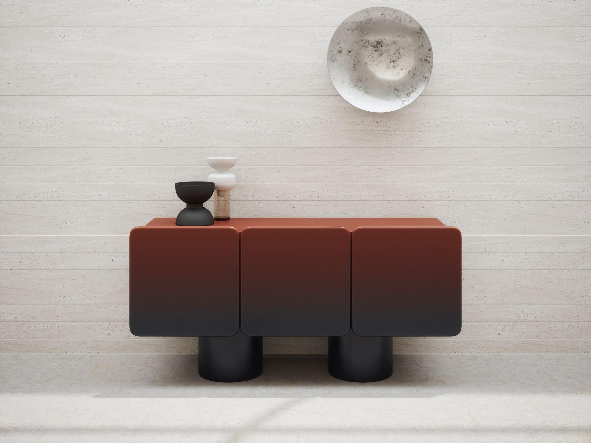 Le buffet Venus est une déclaration audacieuse d'une élégance ardente. Avec son profond dégradé allant du bleu noir aux teintes cuivrées et son design élégant et arrondi, il canalise l'intense beauté de la planète. Sa finition laquée, disponible en