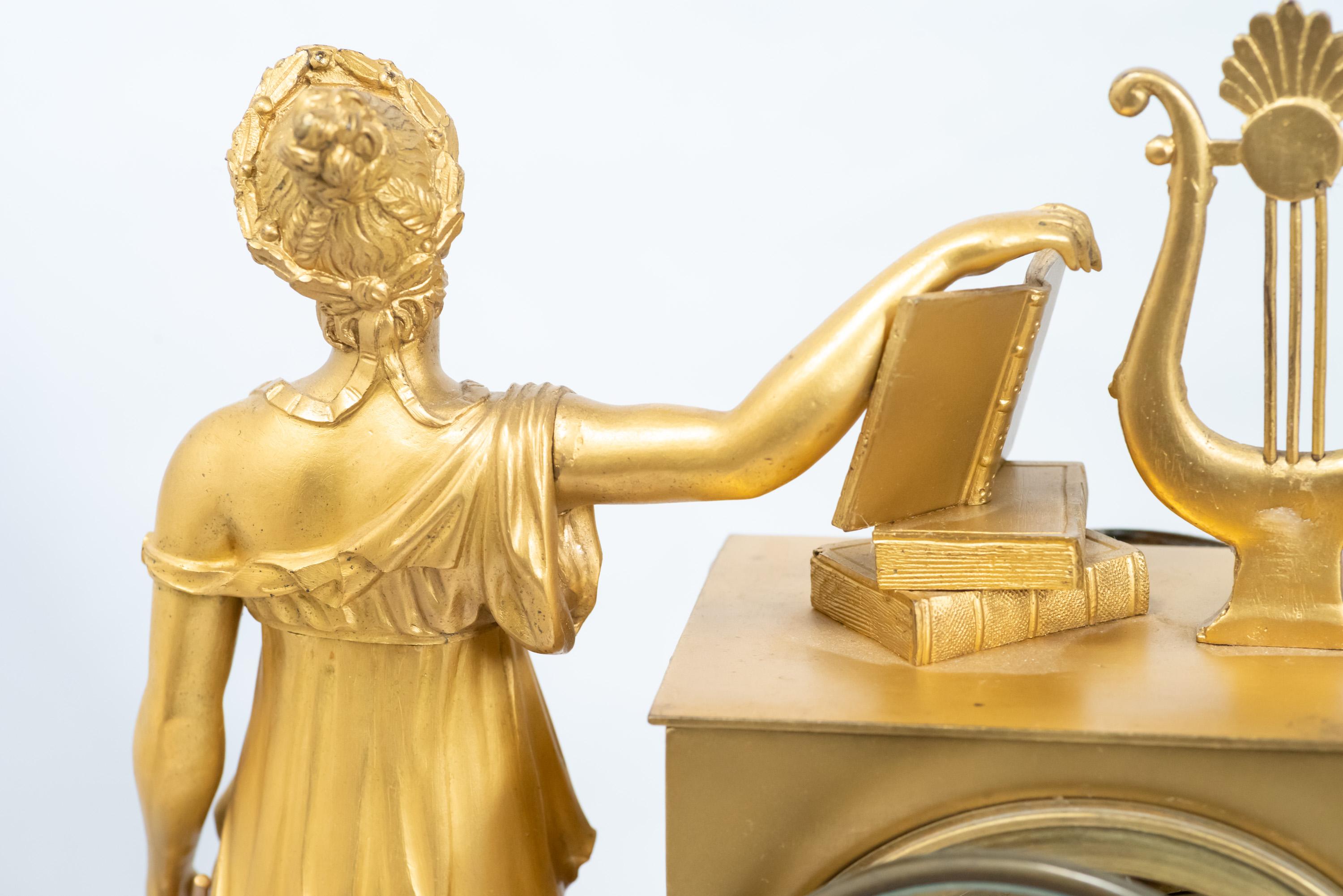Feuervergoldete Manteluhr aus der Restaurationszeit mit Venus- und Amor-Figuren im Angebot 1