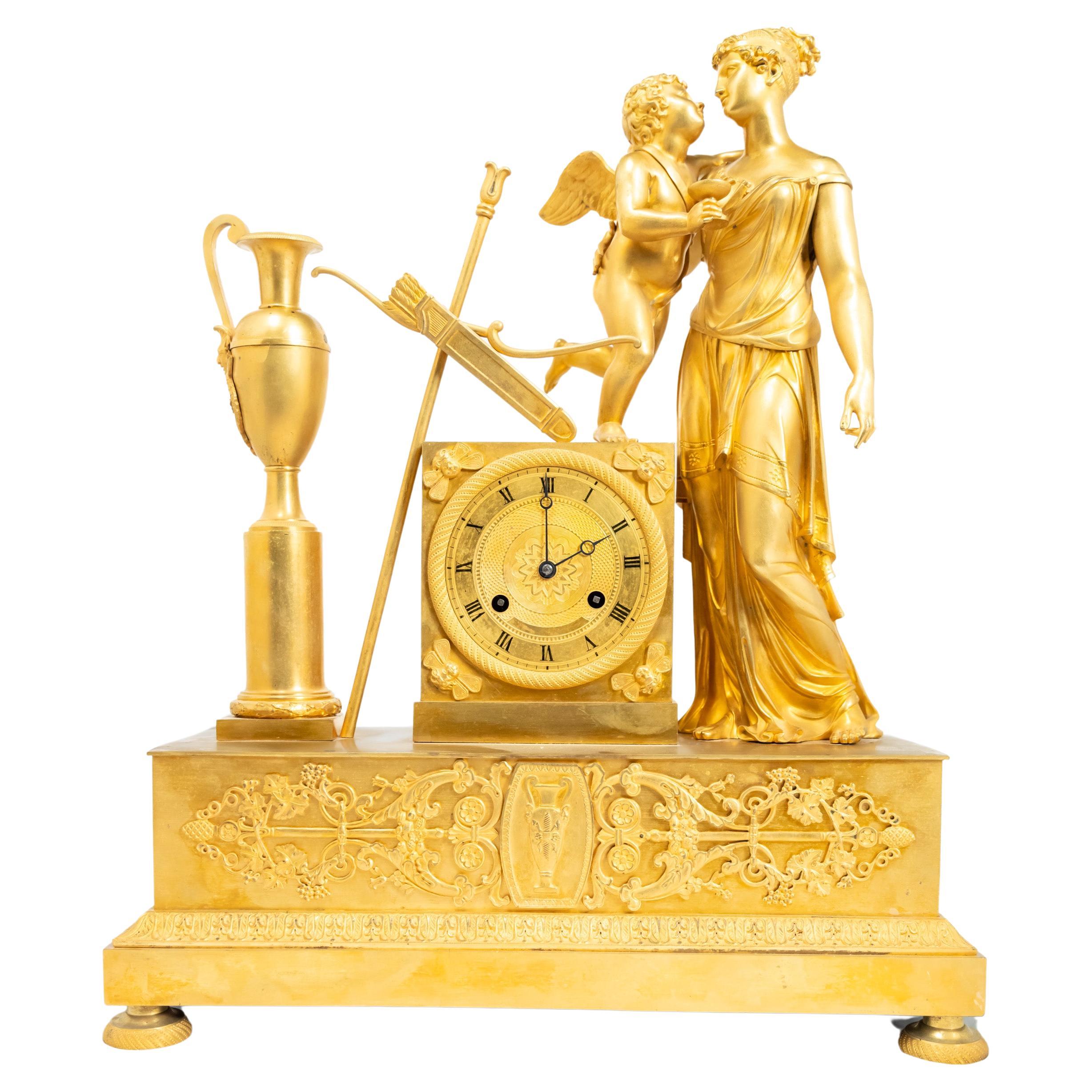 Pendule de cheminée de l'époque de la Restauration avec des figures de Vénus et de Cupidon en vente