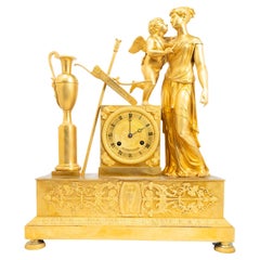 Pendule de cheminée de l'époque de la Restauration avec des figures de Vénus et de Cupidon