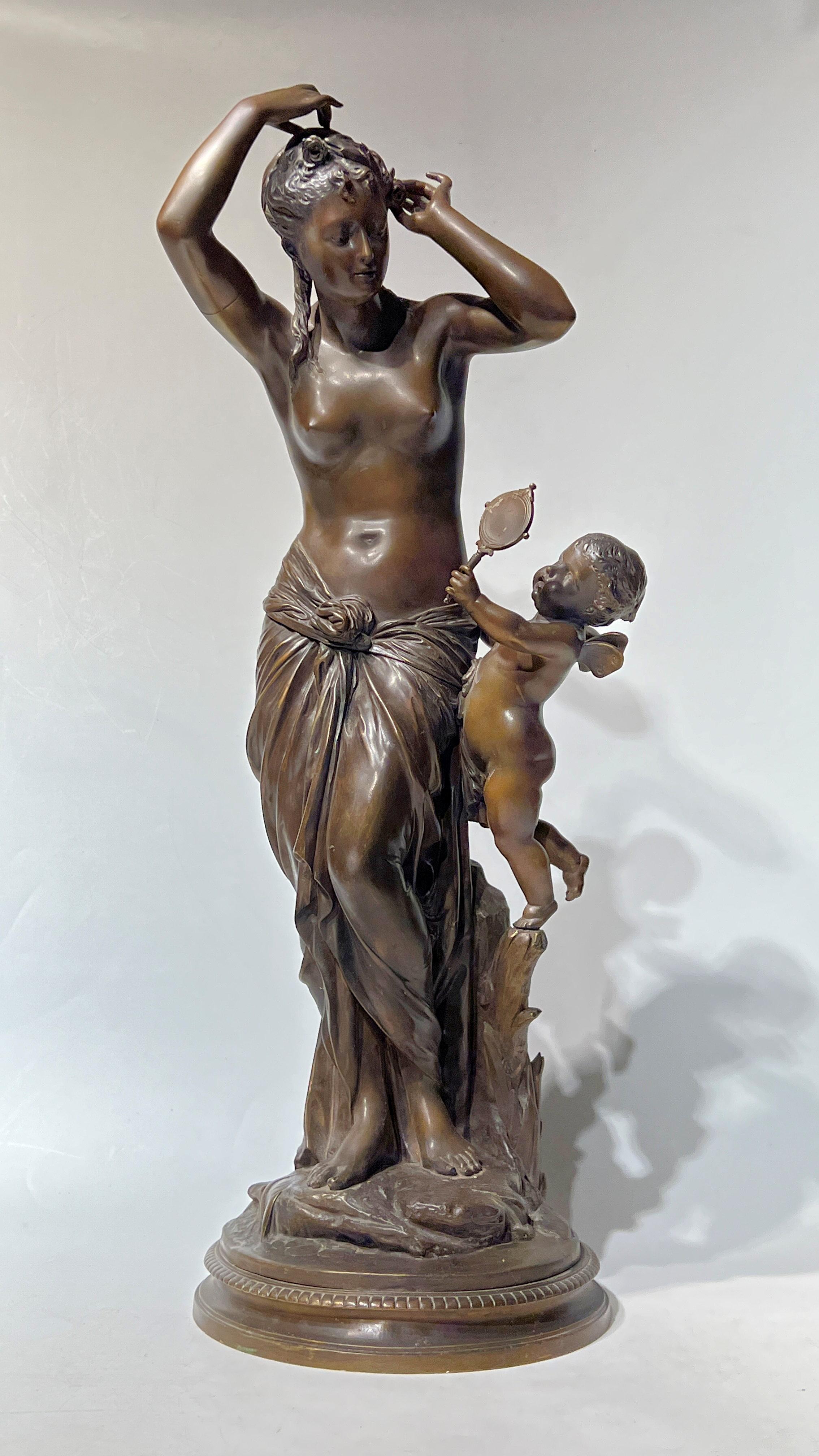  Antike (spätes 19. Jahrhundert) Bronzeskulptur der Venus, die sich in einem von Amor gehaltenen Spiegel anbetet, nach dem Originalmodell von Jean Louis Gregoire (1840-1890), ist fein gegossen mit einer warmen braunen Patina und misst 29 1/2 x 9 1/2