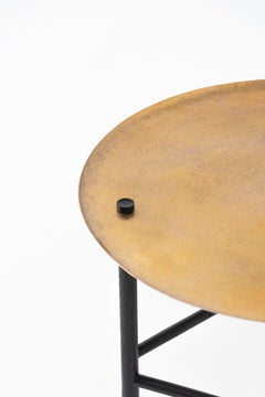 Beistelltisch aus schwarzer Eiche mit Struktur und gehämmerter Kupferplatte und Messingoberfläche