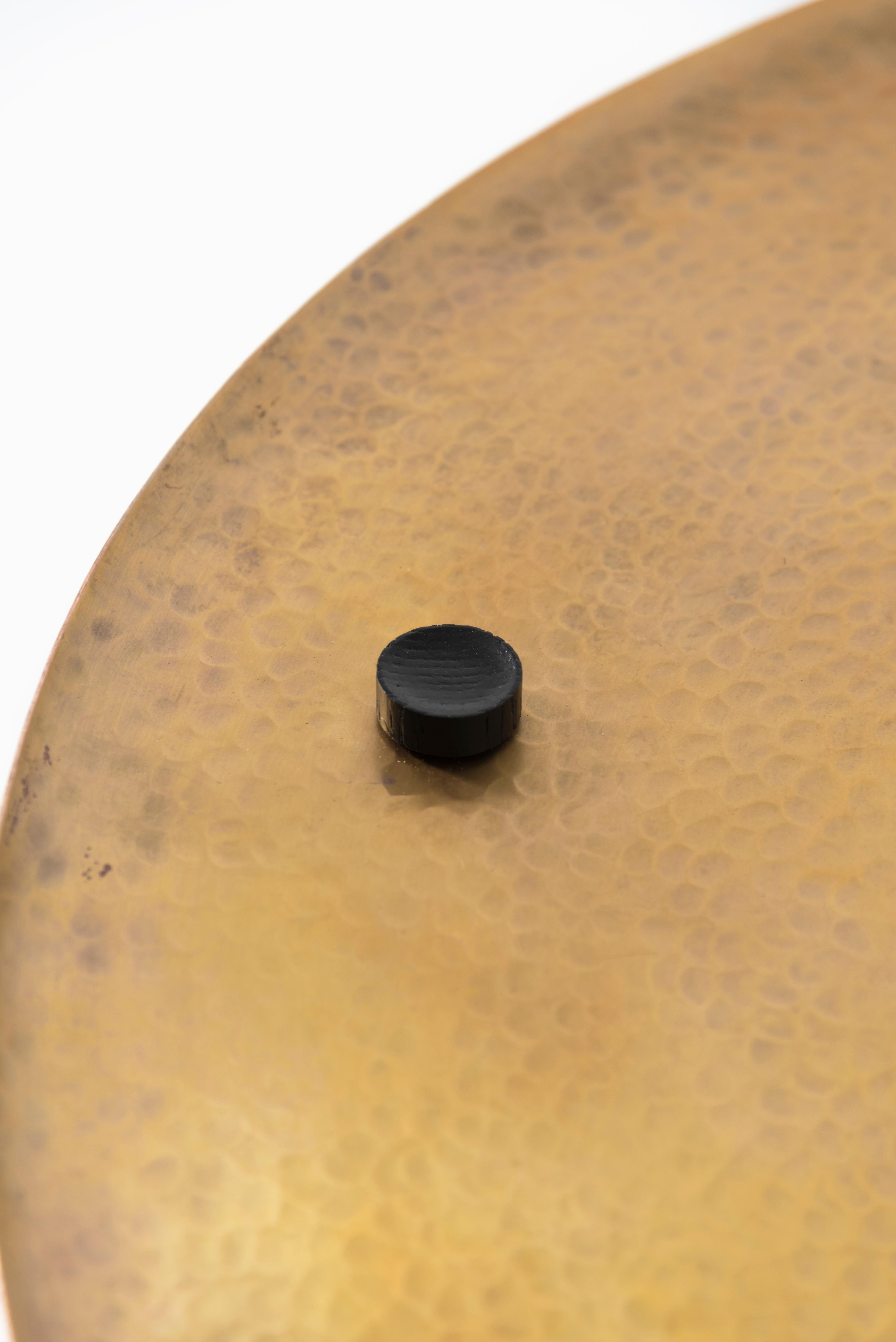 Auxiliar-Tisch, Struktur aus schwarzer Eiche und handgehämmerter Platte aus Kupfermessing (Handgefertigt) im Angebot