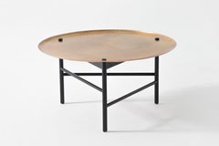 Mesa Auxiliar Estructura de Roble Negro y Tapa de Cobre Martillado Acabado Latón