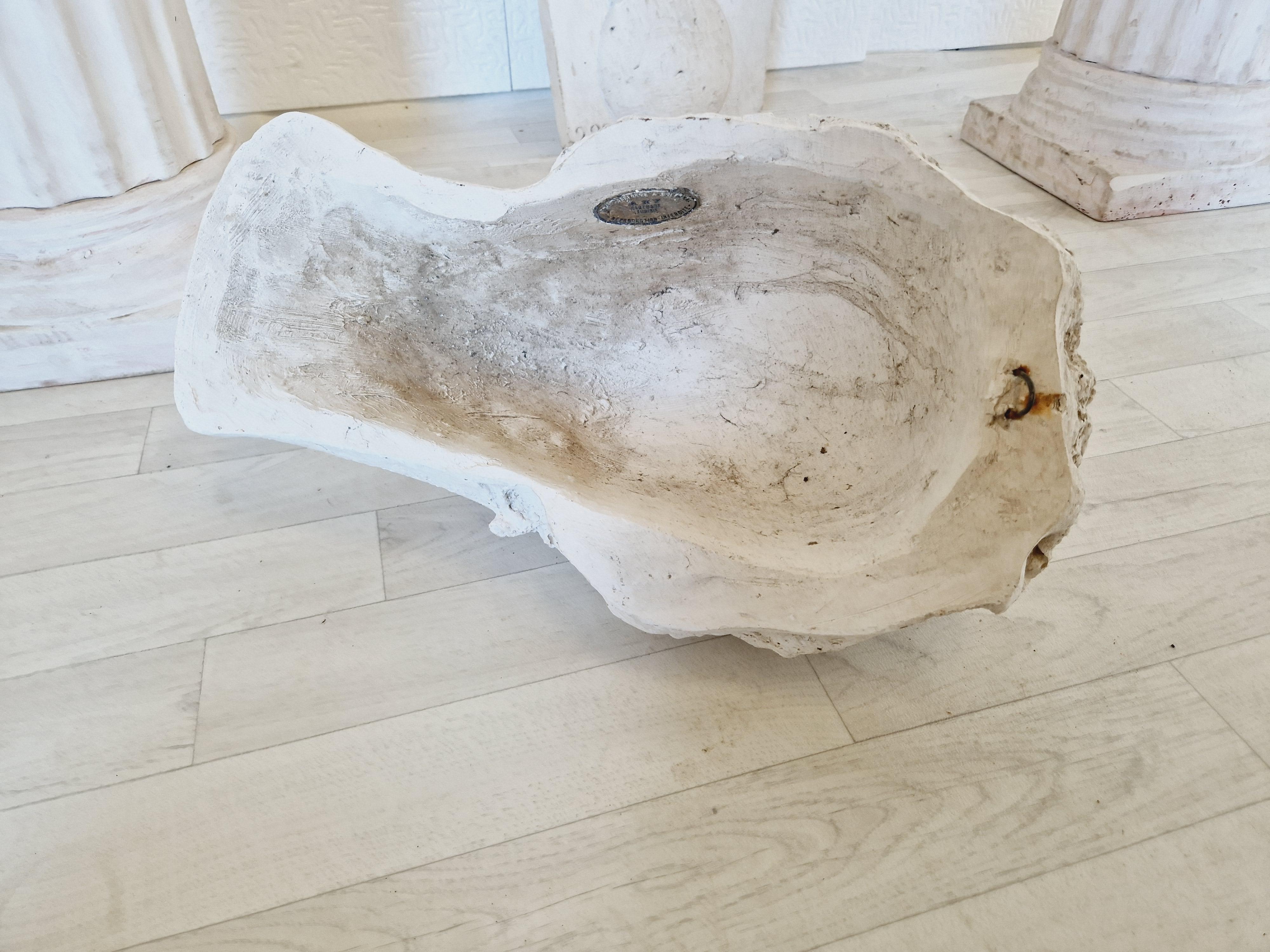 
Diese wunderschöne antike Skulptur stellt die römische Göttin Venus dar und ist ein wahres Meisterwerk der Kunst. Die Skulptur ist eine große, lebensgroße Büste aus hochwertigem Gips und wurde in Frankreich in der Nachkriegszeit von 1940-1970