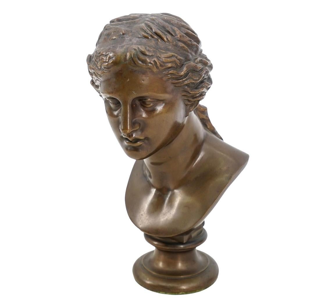 Busto de bronce de Venus de Milo de finales del siglo XIX. El busto representa el pecho y la cabeza de la diosa. El busto está detallado y es una refinada reproducción de la icónica estatua griega Afrodita de Milos, ampliamente reconocida como una