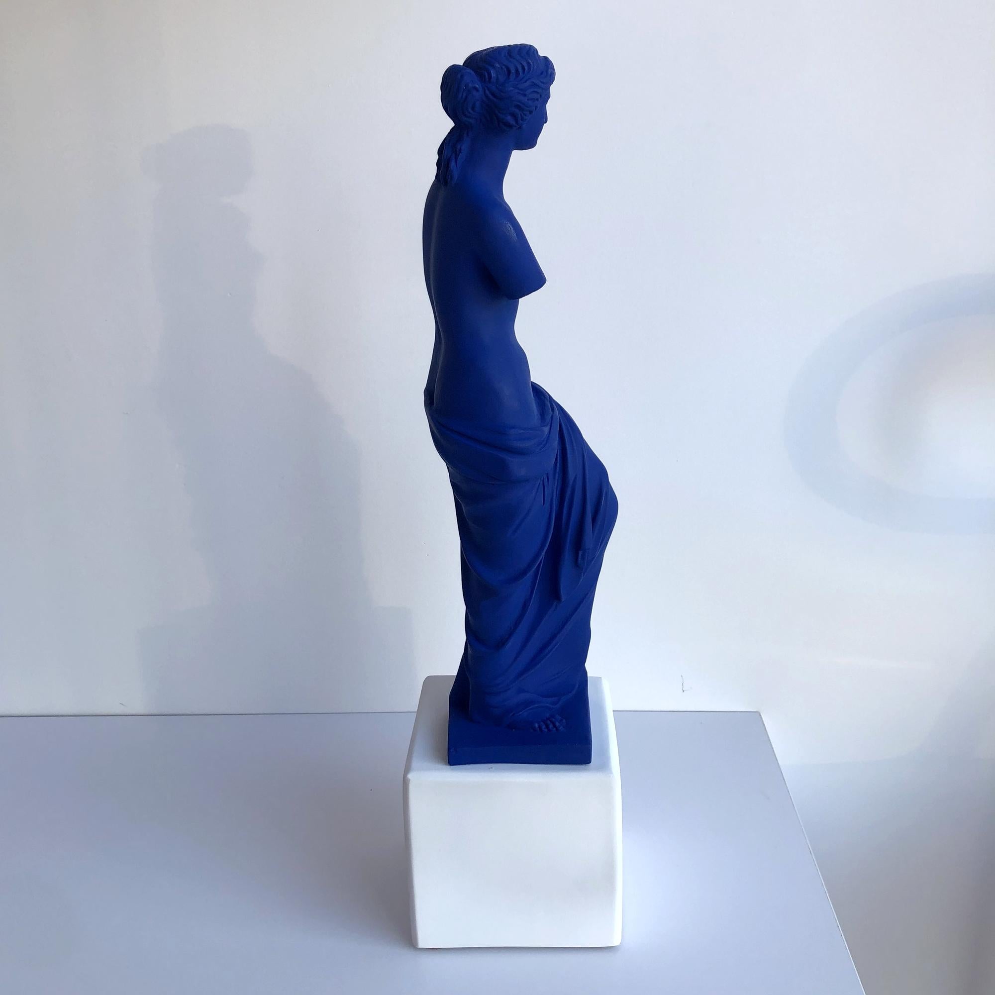 In Stock in Los Angeles, Venus De Milo Statue in Blue In New Condition In Beverly Hills, CA