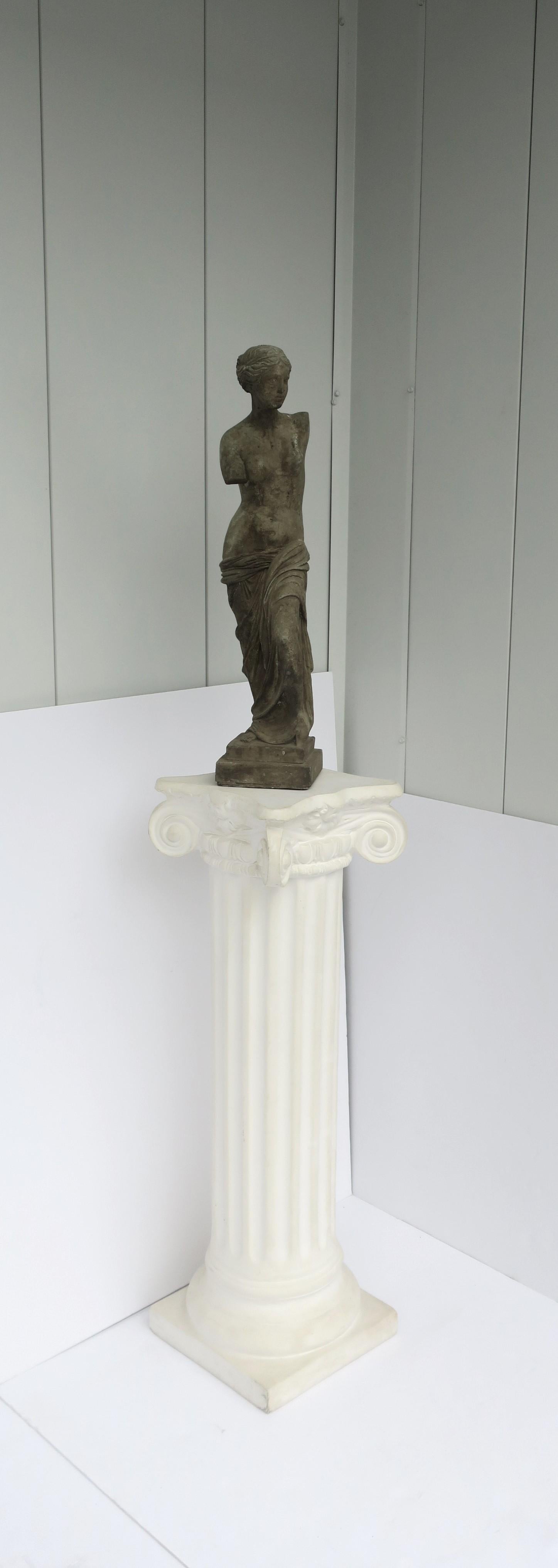Statue féminine Vénus de Milo Sculpture Indoor et Jardin Bon état - En vente à New York, NY