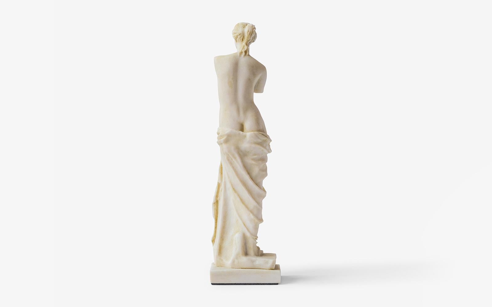 Die Venus von Milo ist ein Symbol der Aphrodite und der Schönheit. Der Name stammt von dem Dorf Milos, in dem die Statue gefunden wurde. Die Venus heißt
nach dem Planeten der Venus, dem Stellvertreterplaneten der Aphrodite.

 Gewicht: 1