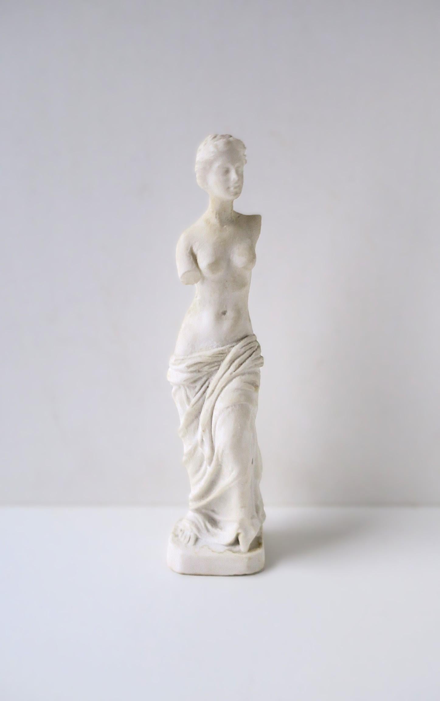 A beautiful white granite marble reproduction of Greek goddess 'Venus de Milo' female figure statue sculpture in the Neoclassical style, circa early-20th century, Italy. A great decorative object as demonstrated in images. Dimensions: 9.5