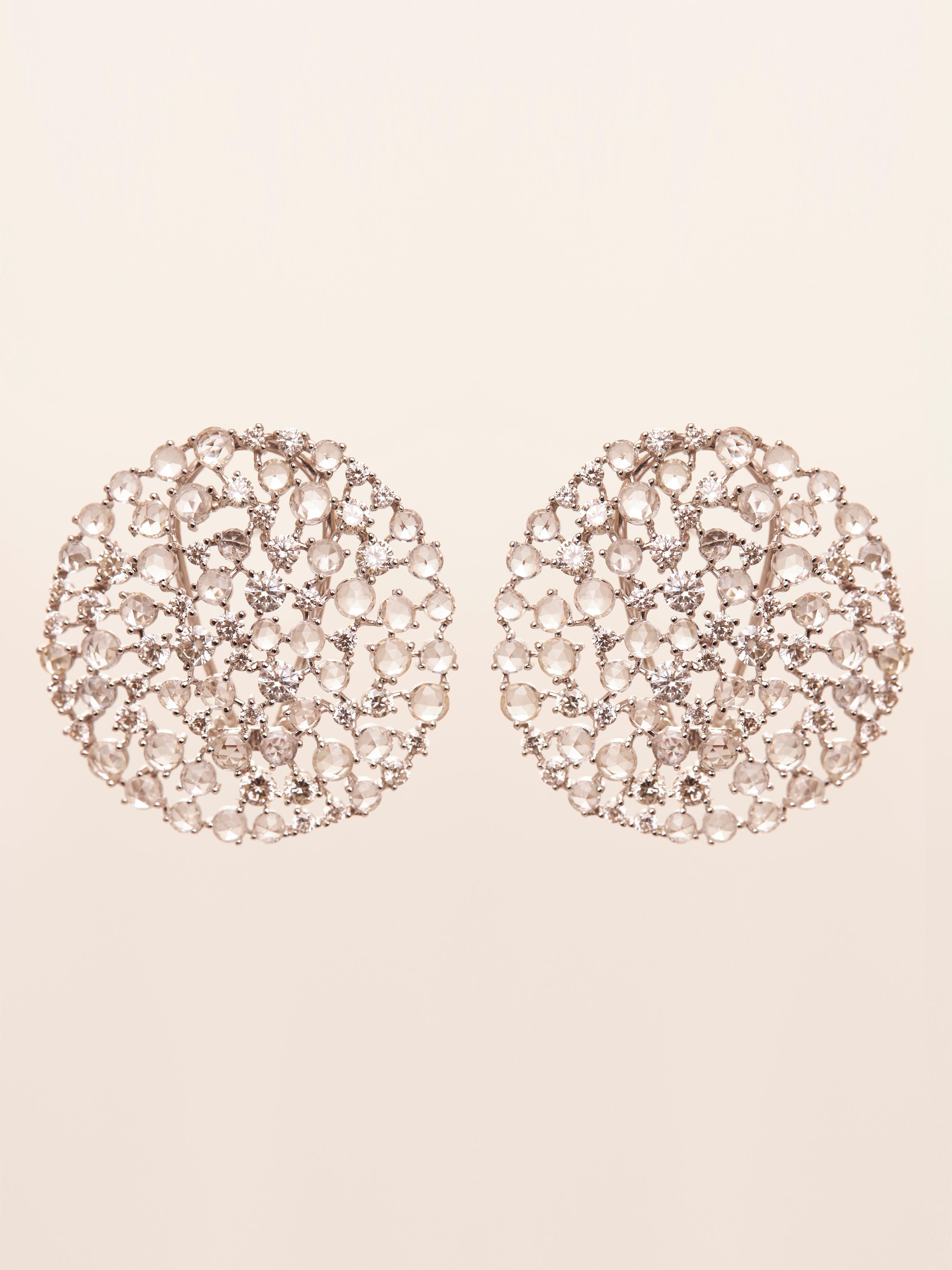 Pendientes Venus Oro Blanco 18 Kilates con Diamantes y Zafiros Blancos en venta 2
