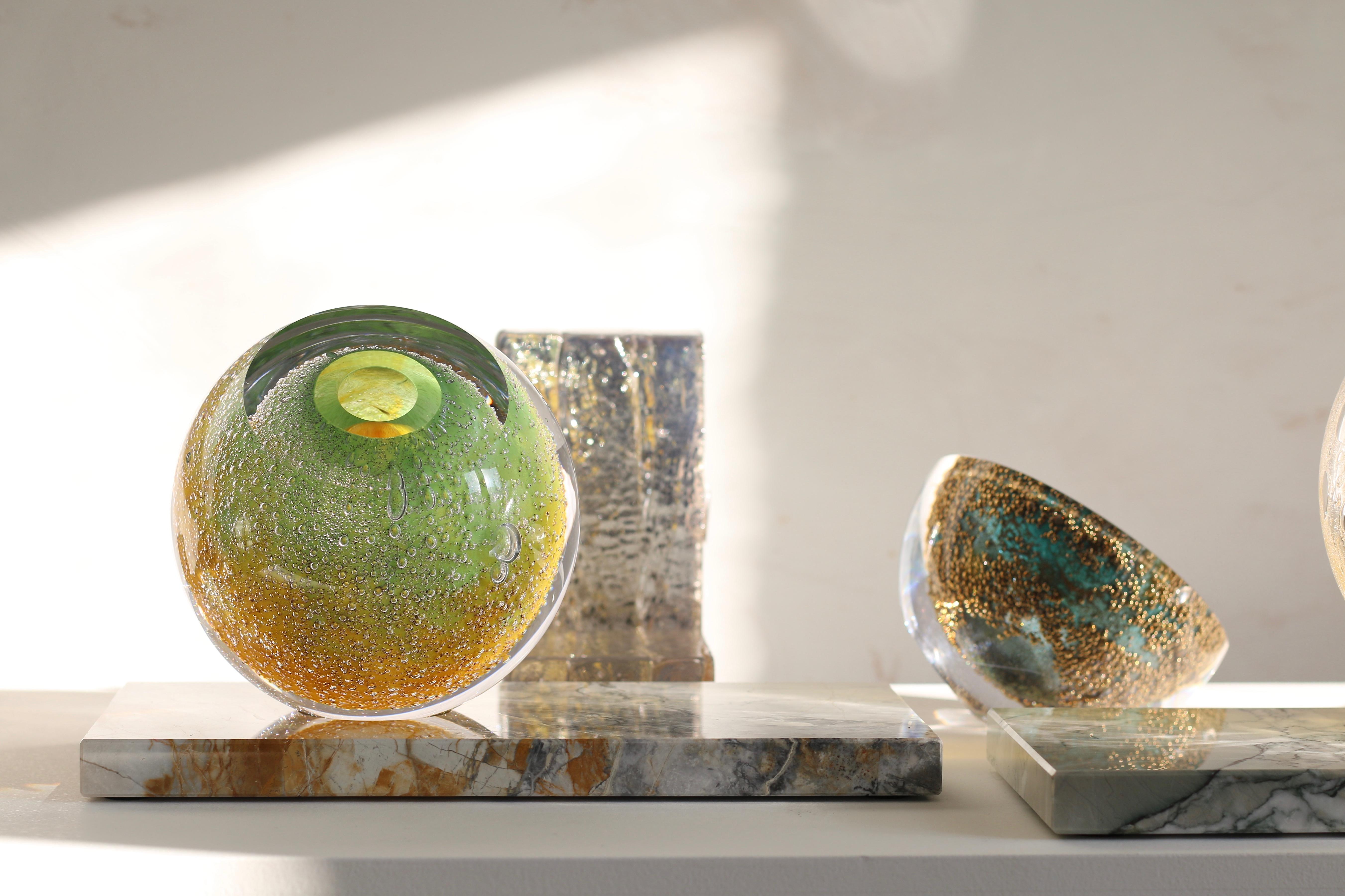 Vase en verre soufflé à la bouche « Vénus Eye » sur marbre en vert vif et jaune en vente 3