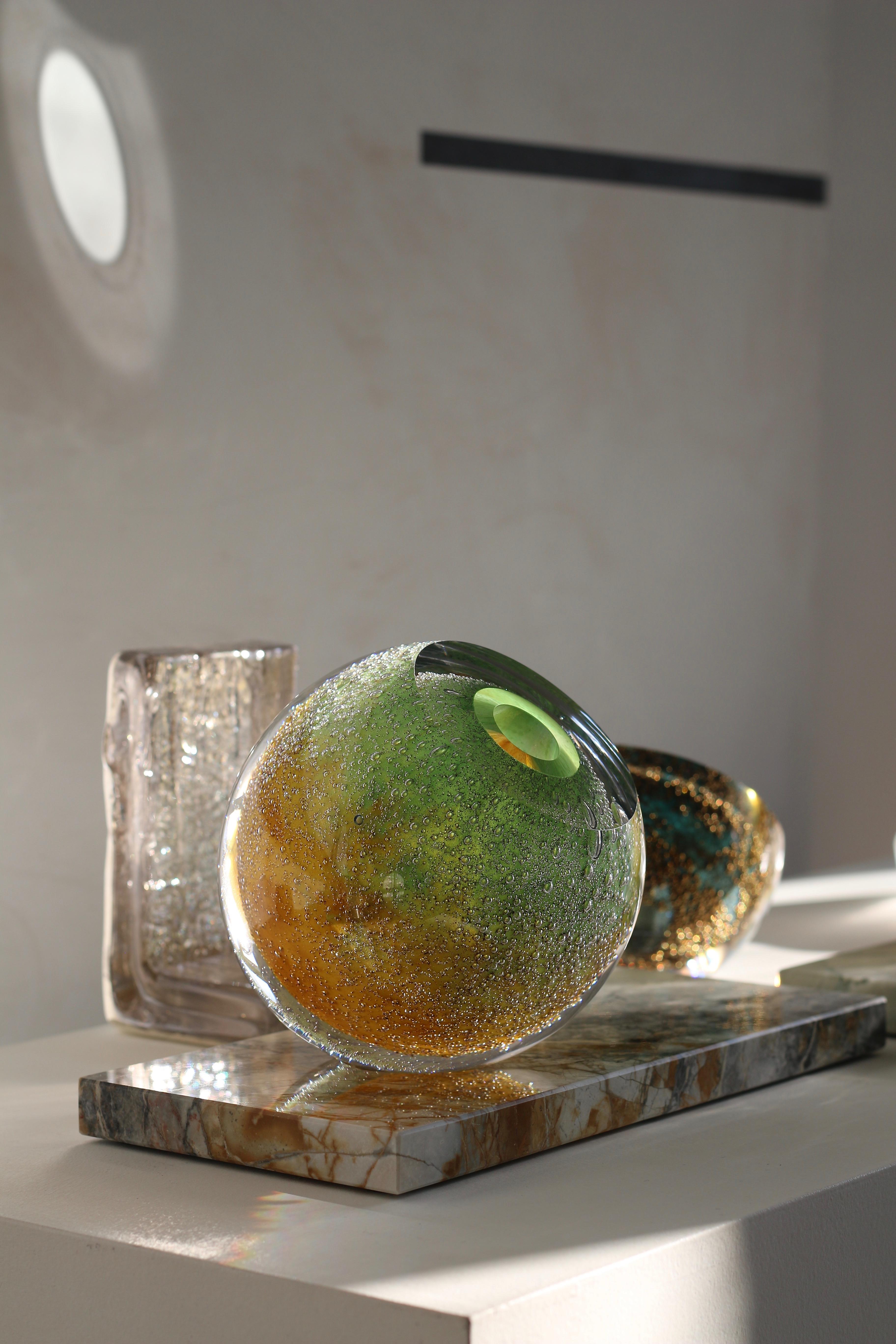 Minimaliste Vase en verre soufflé à la bouche « Vénus Eye » sur marbre en vert vif et jaune en vente
