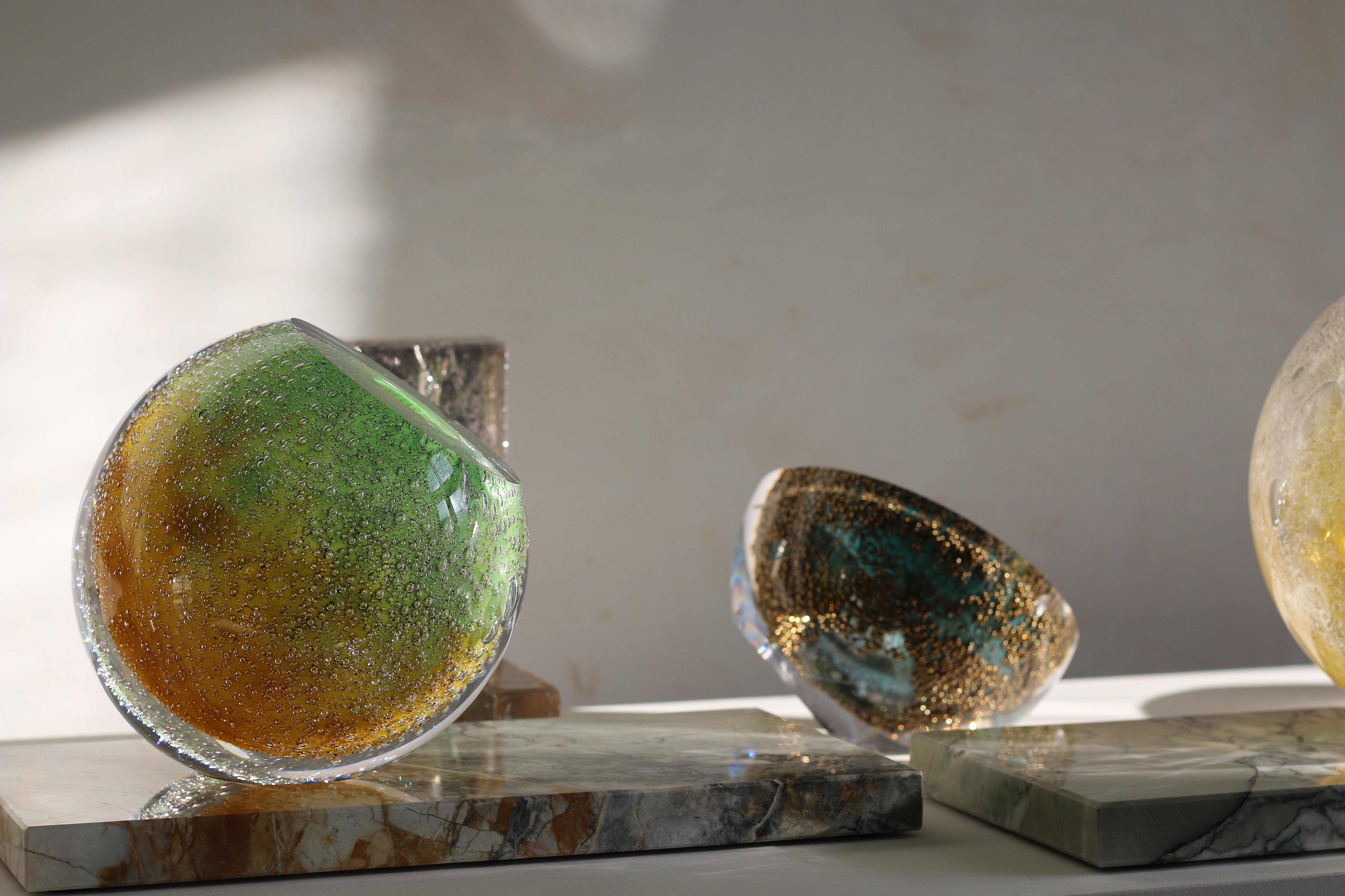 Marbre Vase en verre soufflé à la bouche « Vénus Eye » sur marbre en vert vif et jaune en vente