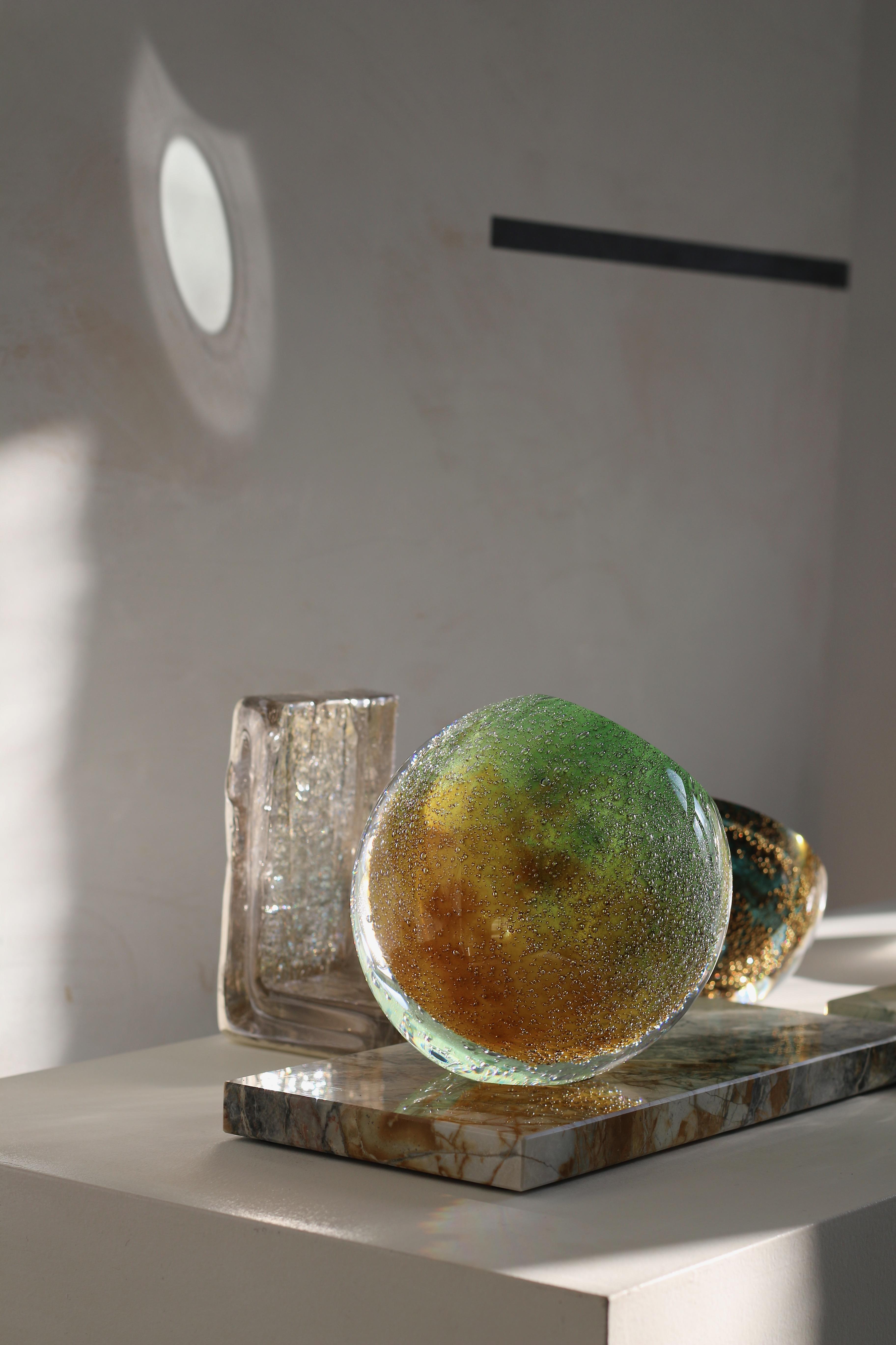 Vase en verre soufflé à la bouche « Vénus Eye » sur marbre en vert vif et jaune en vente 1
