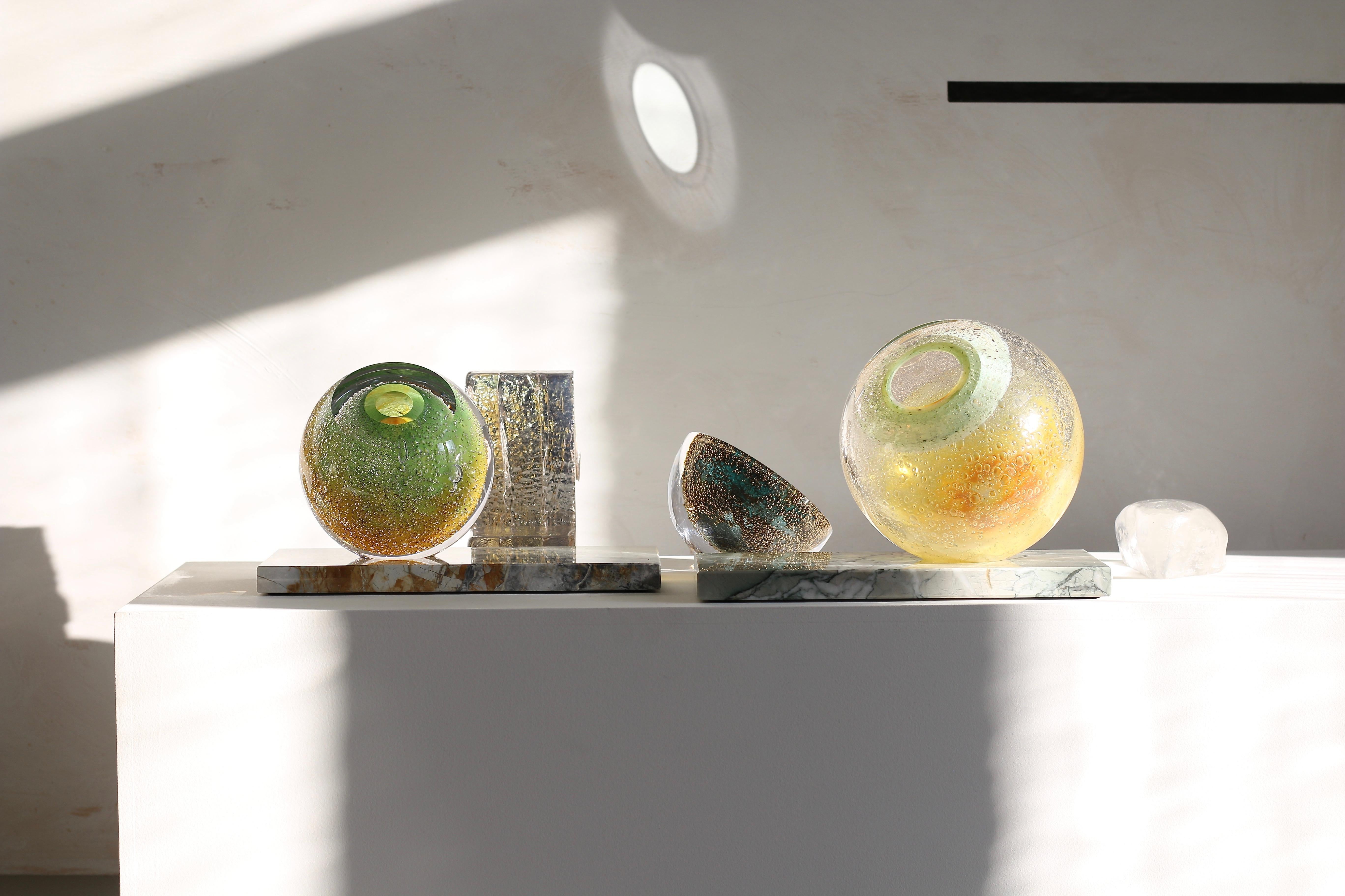Vase en verre soufflé à la bouche « Vénus Eye » sur marbre en vert vif et jaune en vente 2