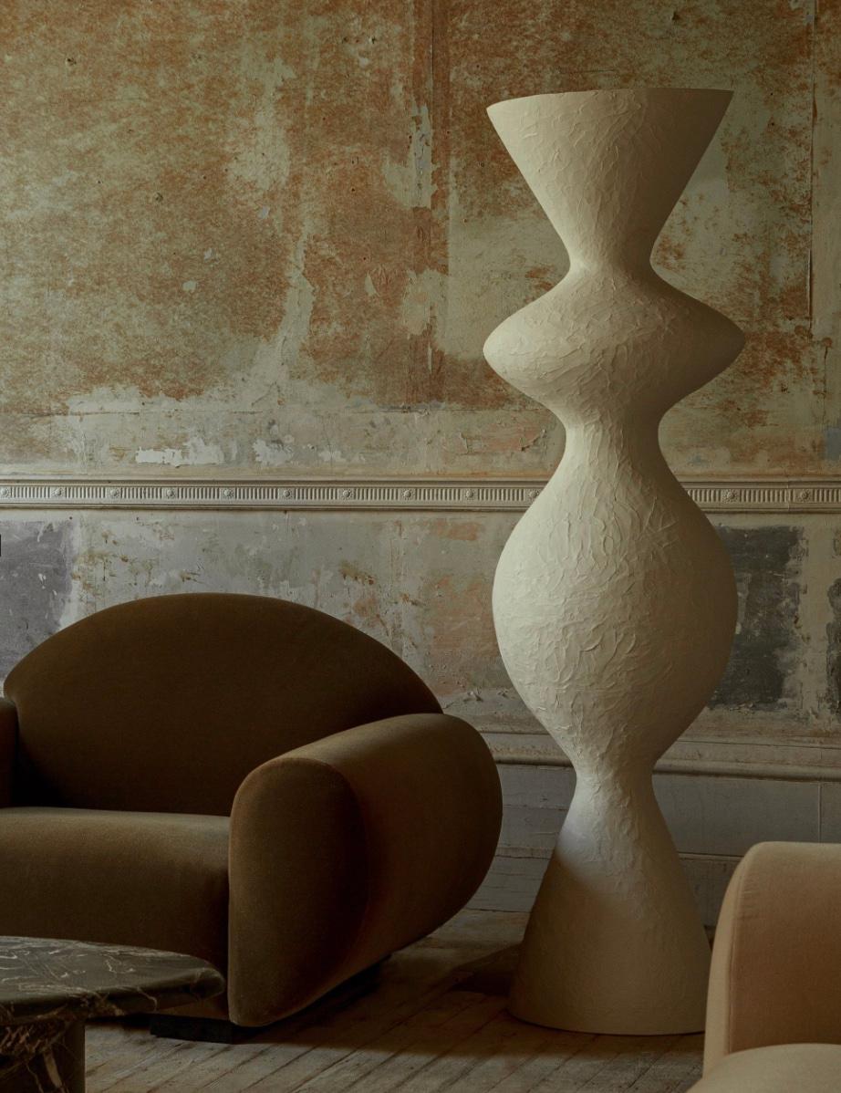 A monumental floor up-lighter lamp modelled after the harmonious curves of the female form. Sold individually. Available in UK, EU, and US compliant formats. In picture 3, Venus II is pictured on the left.

Hand sculpted in a white plaster-like