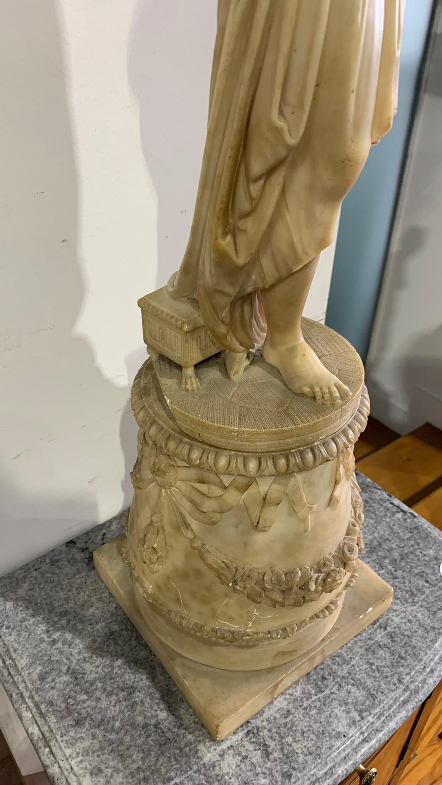 Vénus en albâtre, Sculpture italienne du XIXe siècle en vente 4