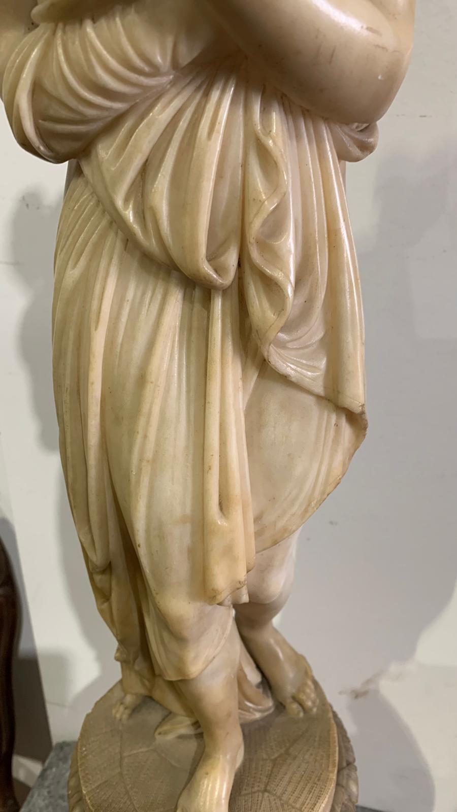 Venus in Alabaster, 19th Century Italian Sculpture For Sale 7