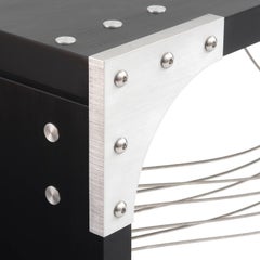 Handgefertigte moderne Bank aus Metall und schwarz lackiertem Holz, auf Lager