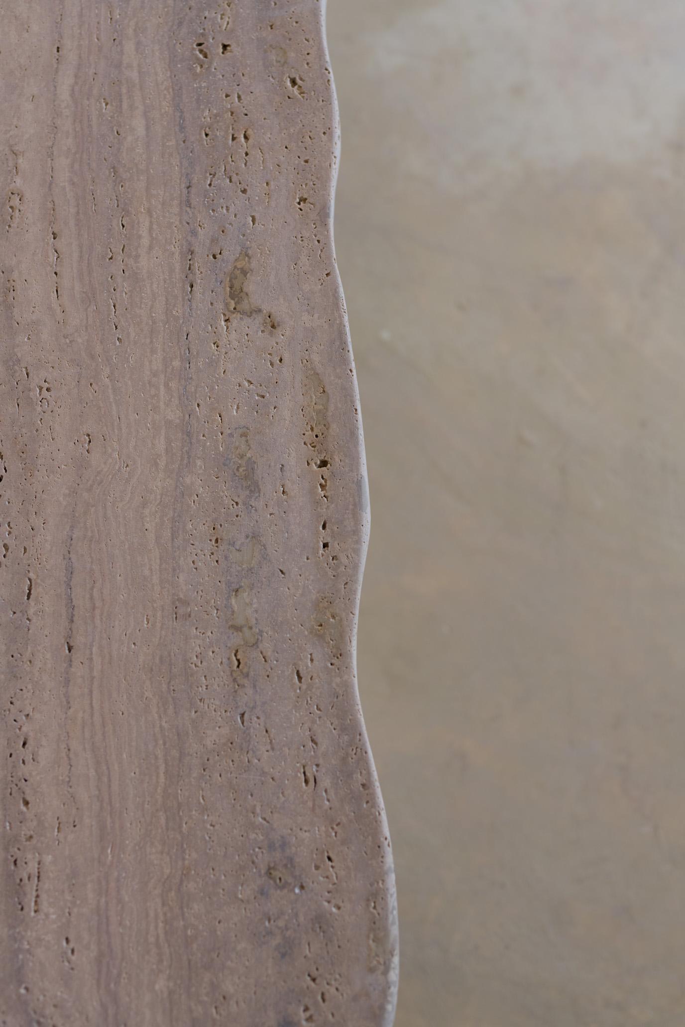Postmoderno Tavolino basso decorativo Organic Top 120 Beige Travertine di Beije Avenue in vendita