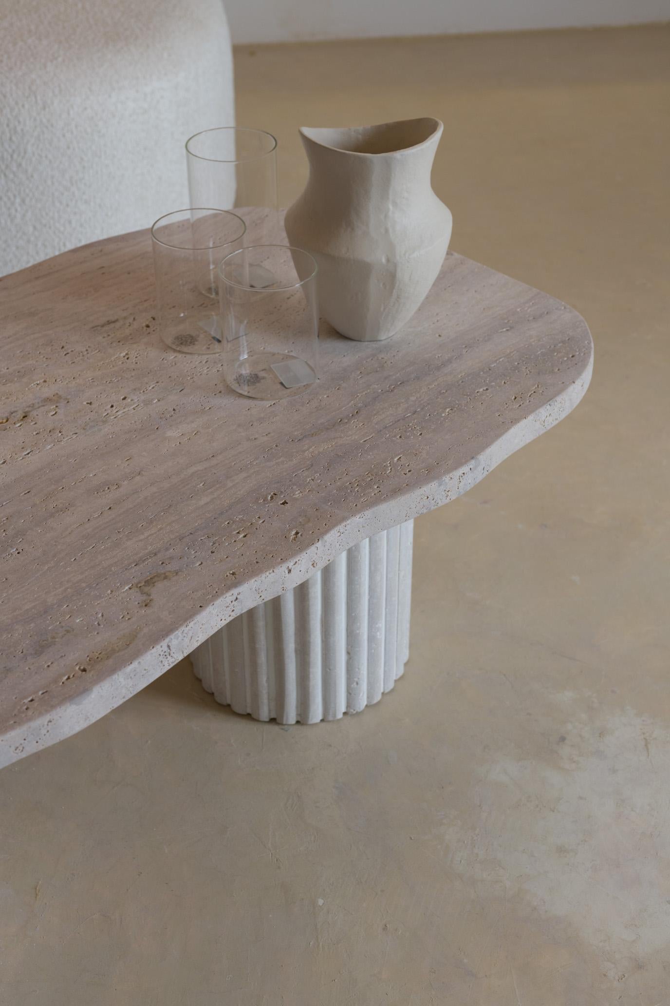 Altro Tavolino basso decorativo Organic Top 120 Beige Travertine di Beije Avenue in vendita