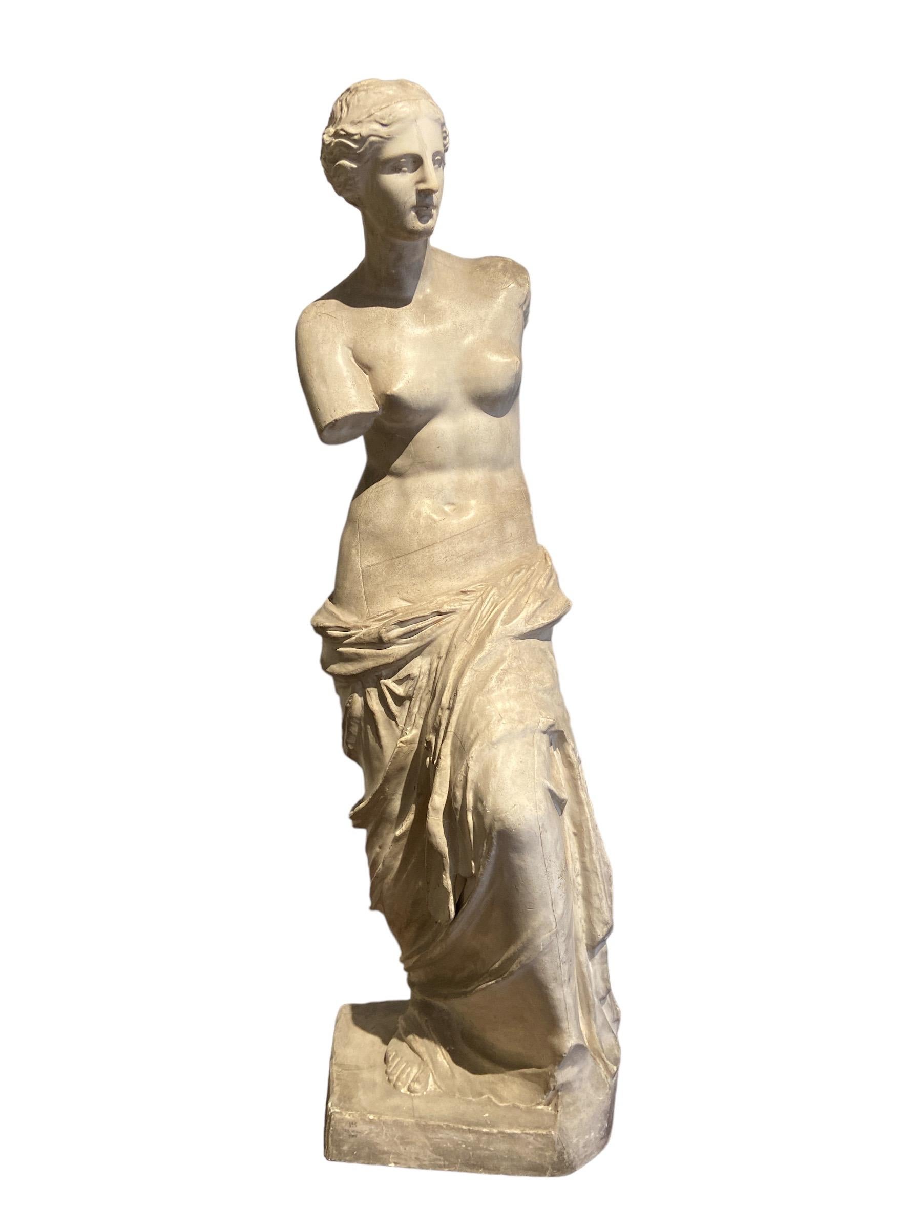Dated and numbered ('28 mai 1895 XXV') sculpture in stucco of the Venus of Milo. It is clear to see that the sculpture is composed of several parts.
Beautiful patina and in good condition.