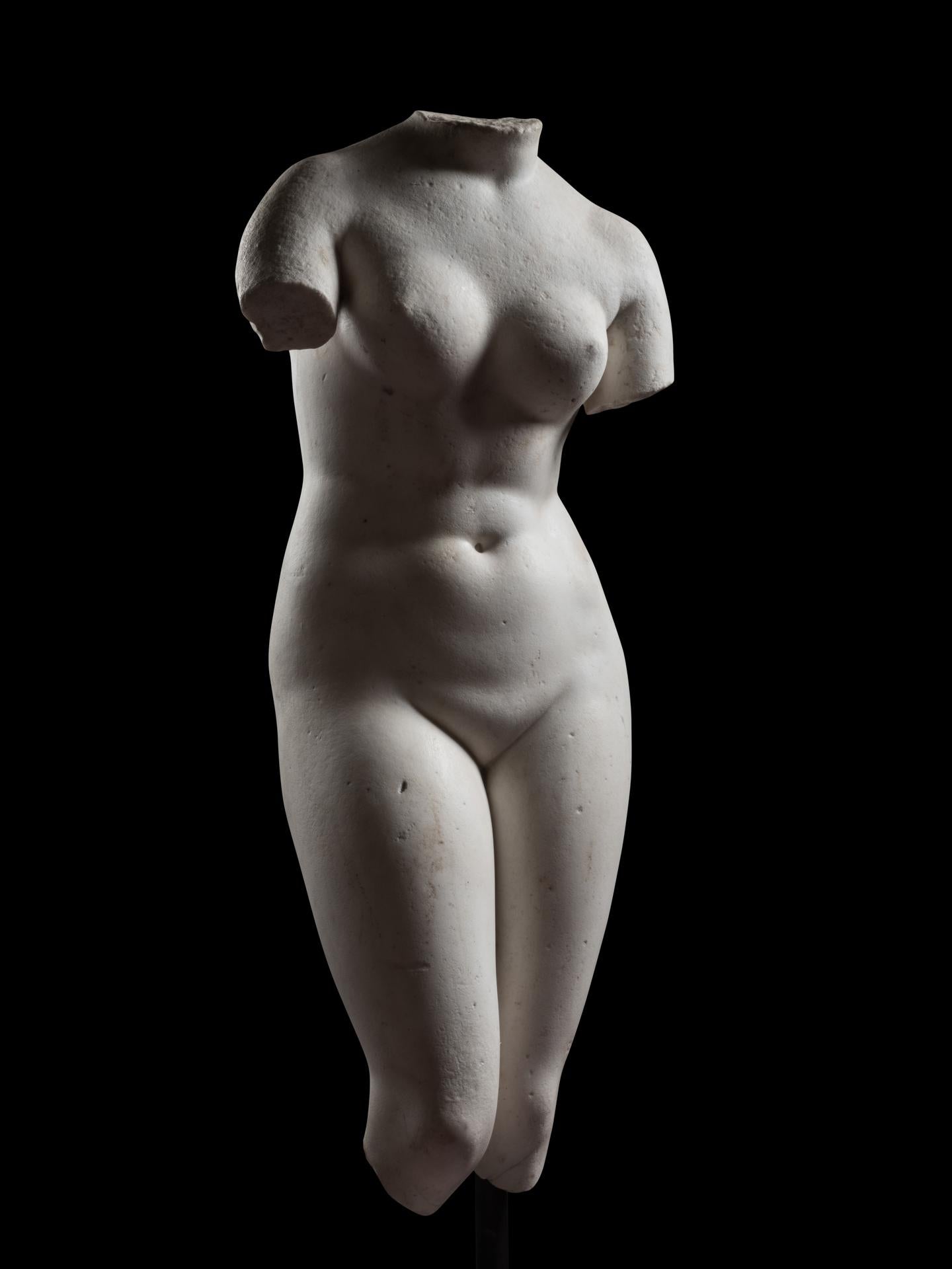 Monumentale Skulptur, die die Venus Pudica darstellt (Typ Medici)
18. Jahrhundert
Italienisch (Rom)
Weißer Marmor 
Nach einem antiken Modell, der Medici-Venus, die sich derzeit in den Uffizien in Florenz befindet


Höhe: 100 cm
Breite: 42 cm
Tiefe: