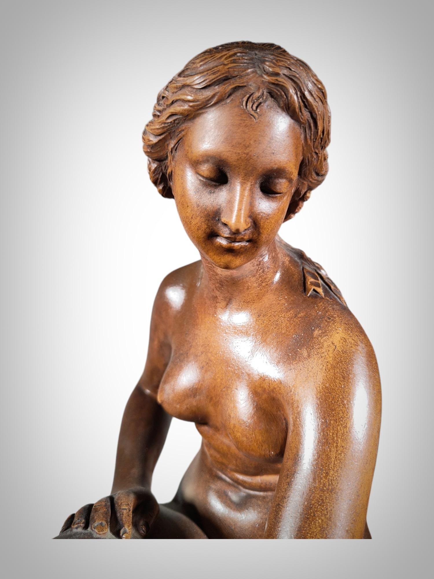 Venere seduta in terracotta XIX secolo in vendita 8
