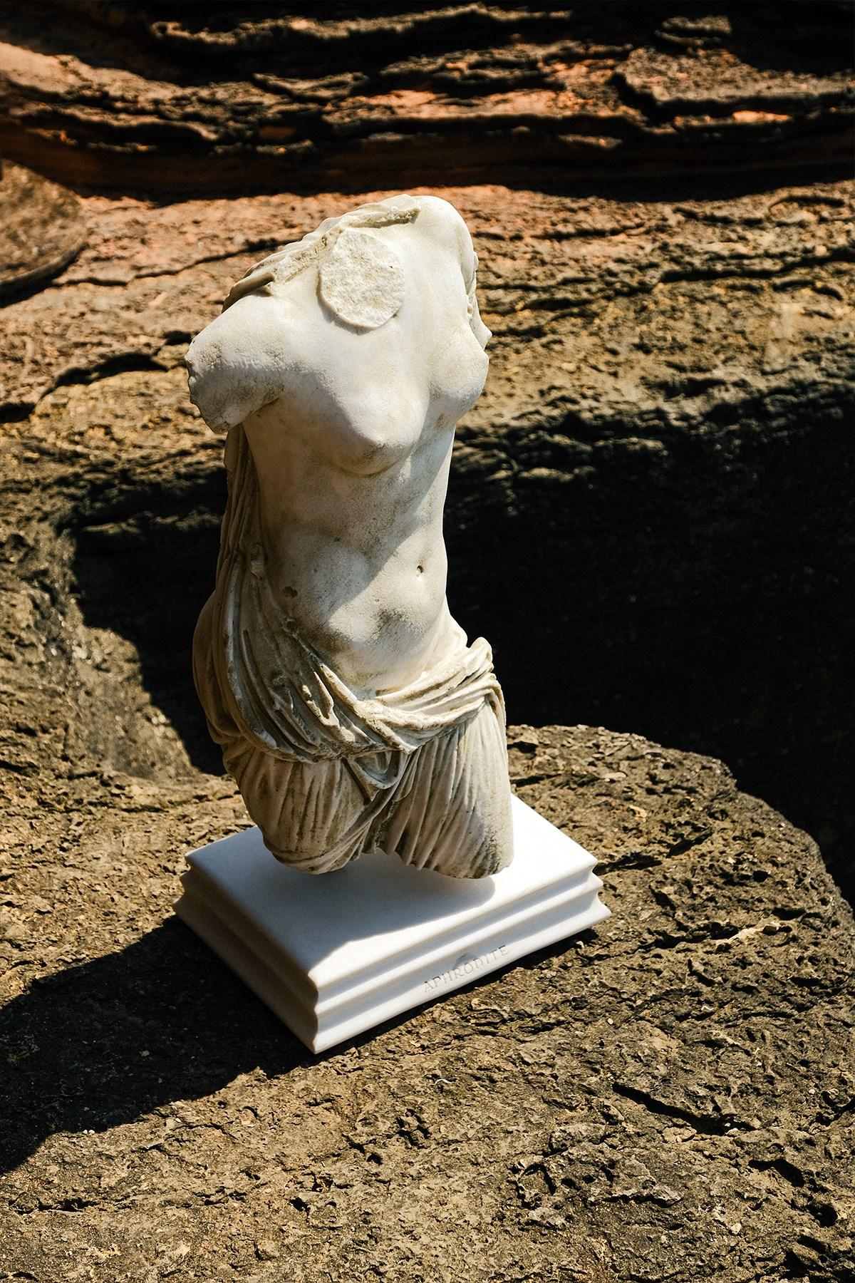Venus (Aphrodite) is known as the goddess of love and beauty from Greek mythology. In Roman mythology she is called Venus. The original is displayed in the Ephesus Museum.
Lagu's special selection carries the most important sculptures in world