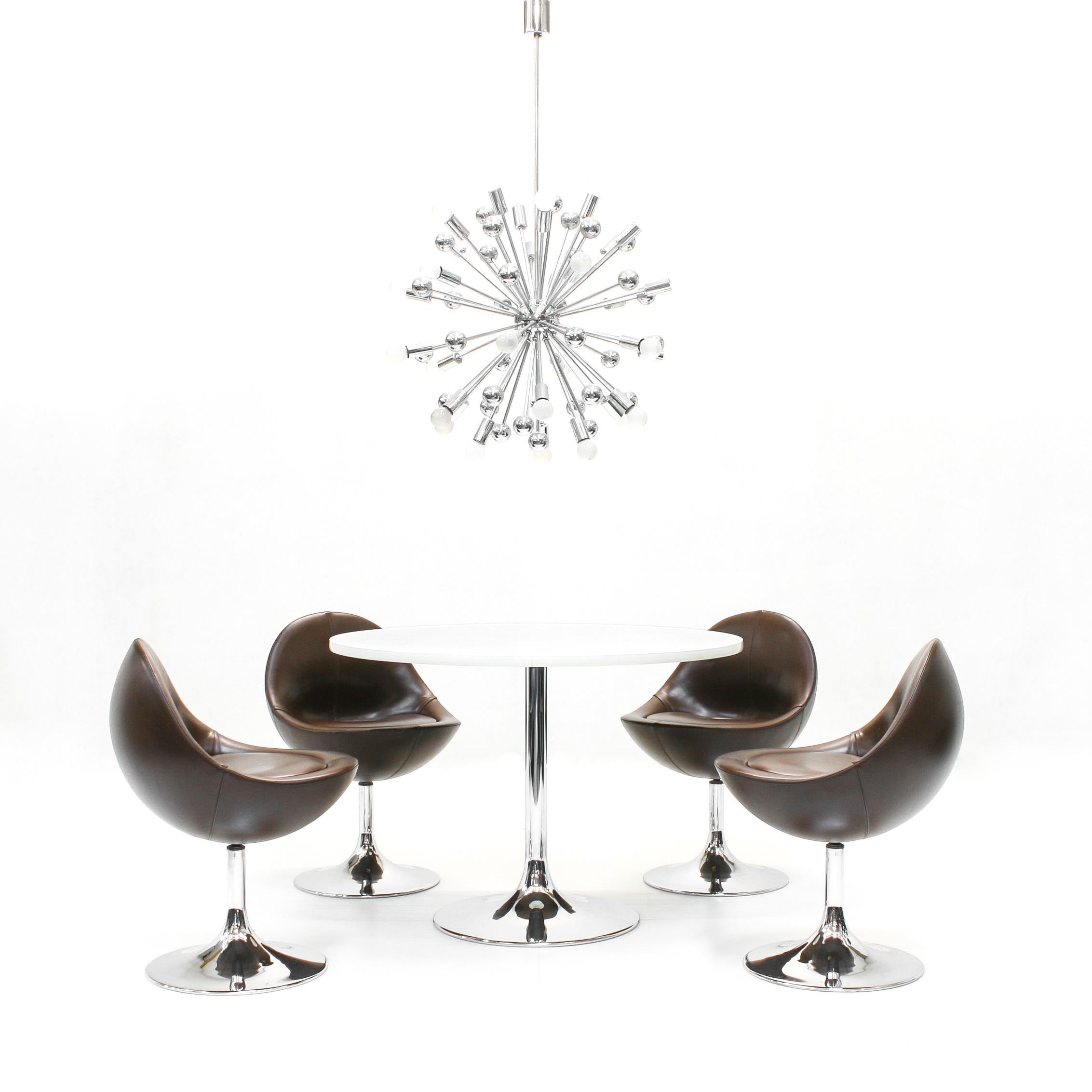 The Venus range with chrome trumpet base was designed in the late sixties by Börje Johanson. This set features four ?52 x 73 cm swivel chairs and a table which is ?100 x H70 cm.