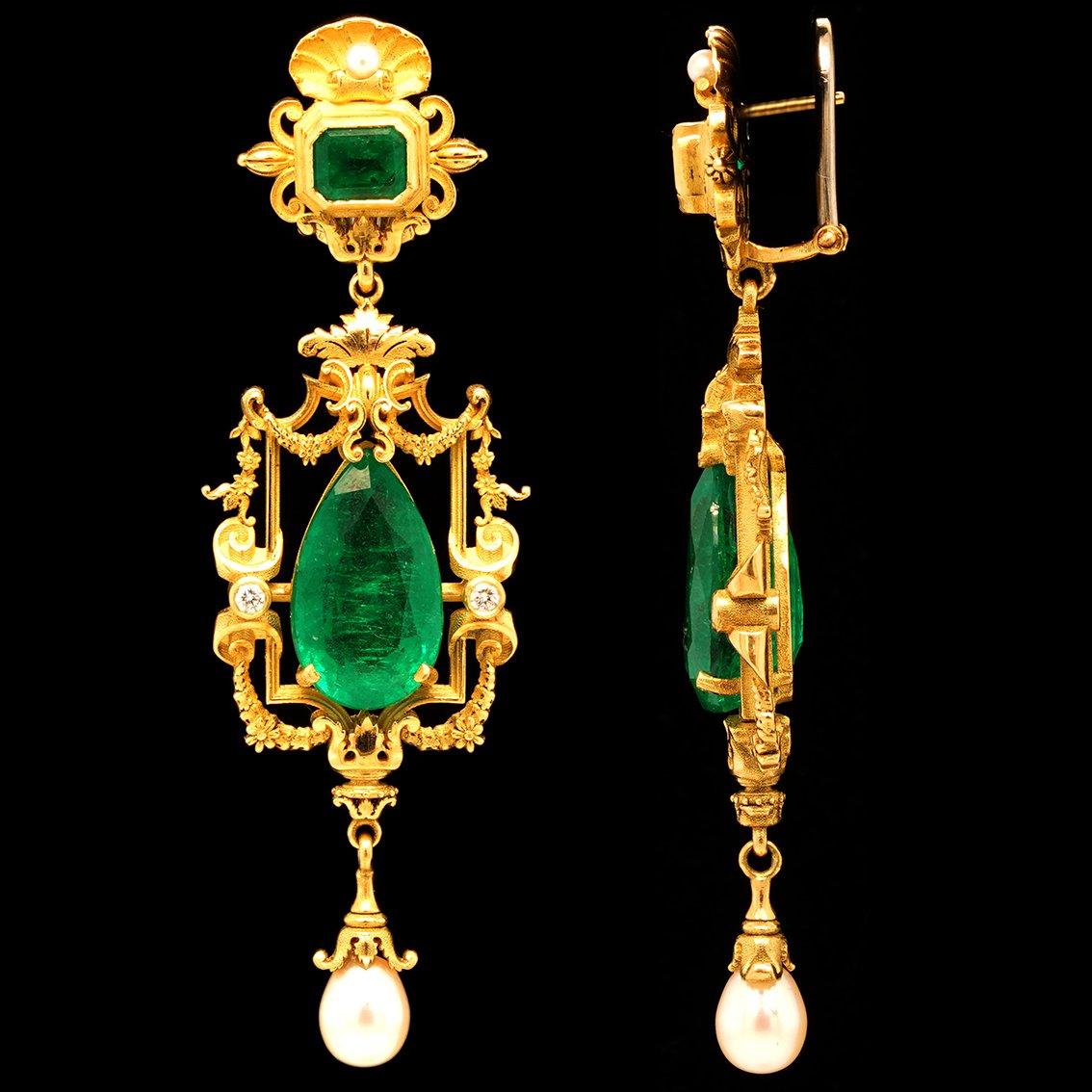 Pear Cut 13.69ct Emerald, Diamond, Pearl & 18k Yellow Gold Antique Style Dangle Earrings For Sale