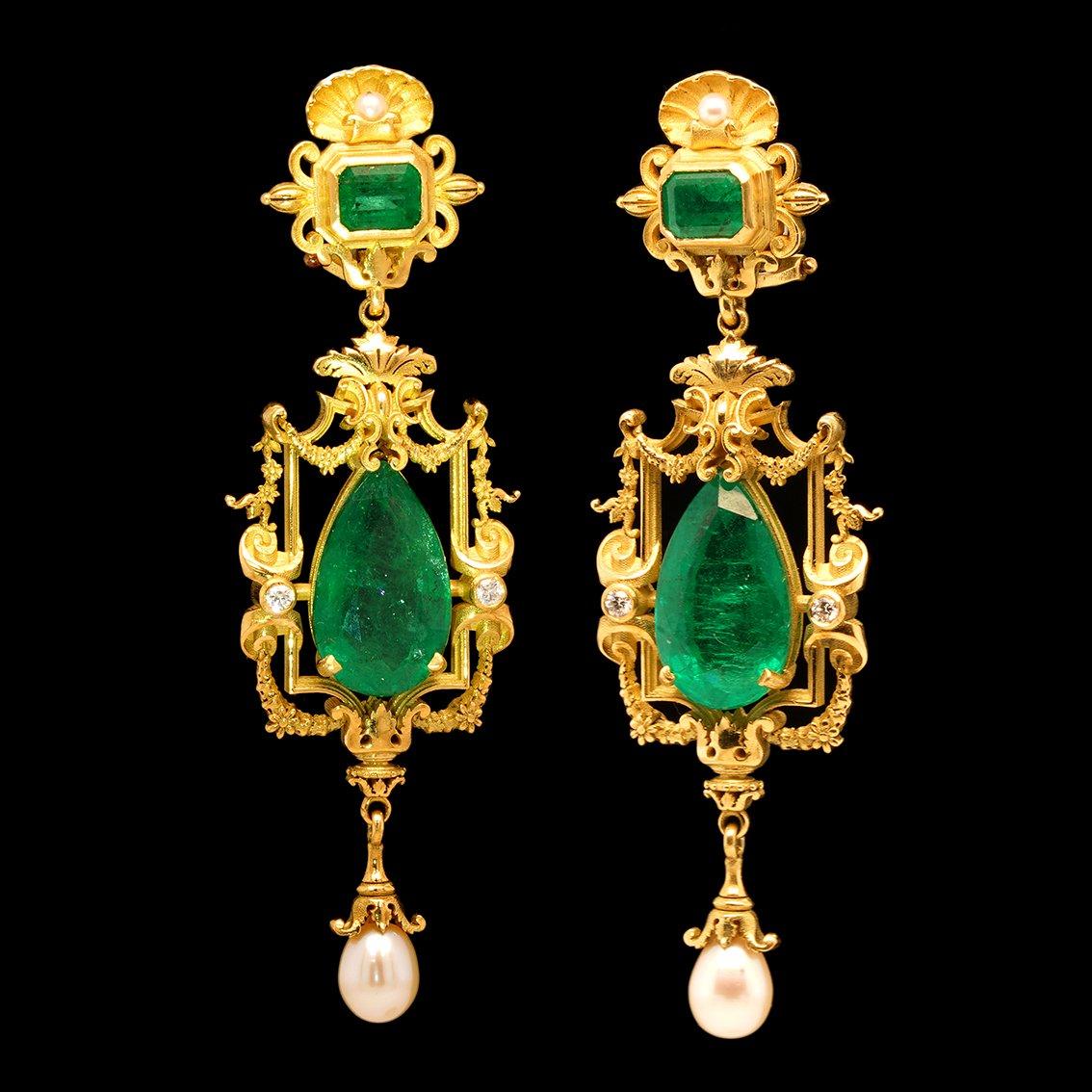 13.69ct Emerald, Diamond, Pearl & 18k Yellow Gold Antique Style Dangle Earrings In New Condition For Sale In Melbourne, Vic