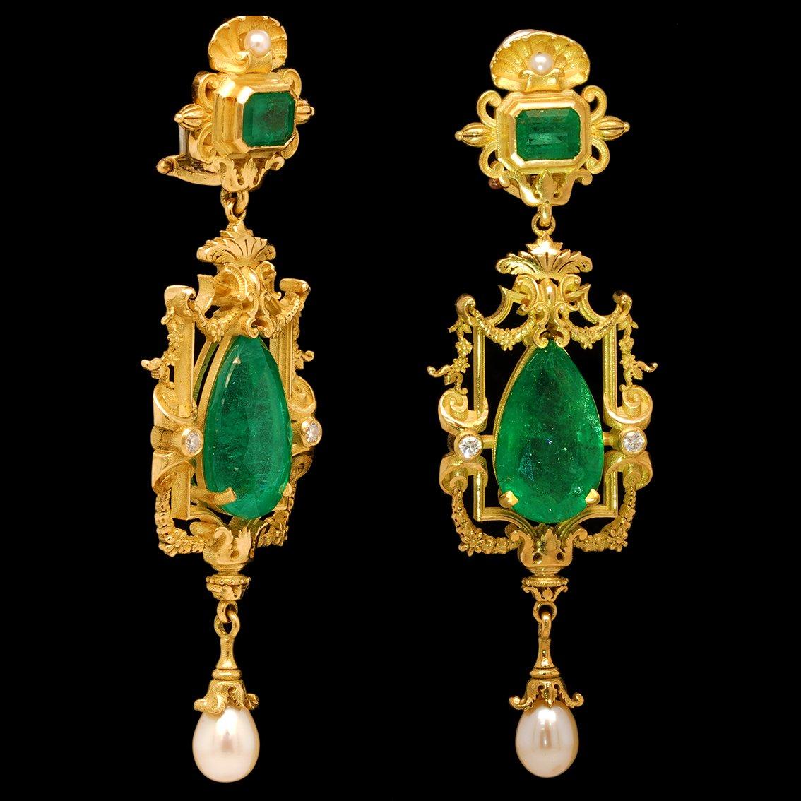 Women's 13.69ct Emerald, Diamond, Pearl & 18k Yellow Gold Antique Style Dangle Earrings For Sale