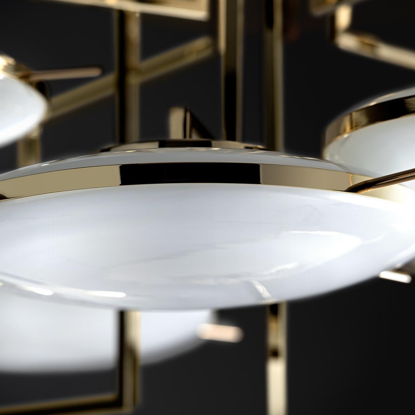 Esta impresionante lámpara de araña forma parte de la colección Home Couture, que reinterpreta el glamour Art Déco de una forma moderna y espectacular. La estructura de latón presenta diez brazos colocados a distintas alturas que sirven de soporte a