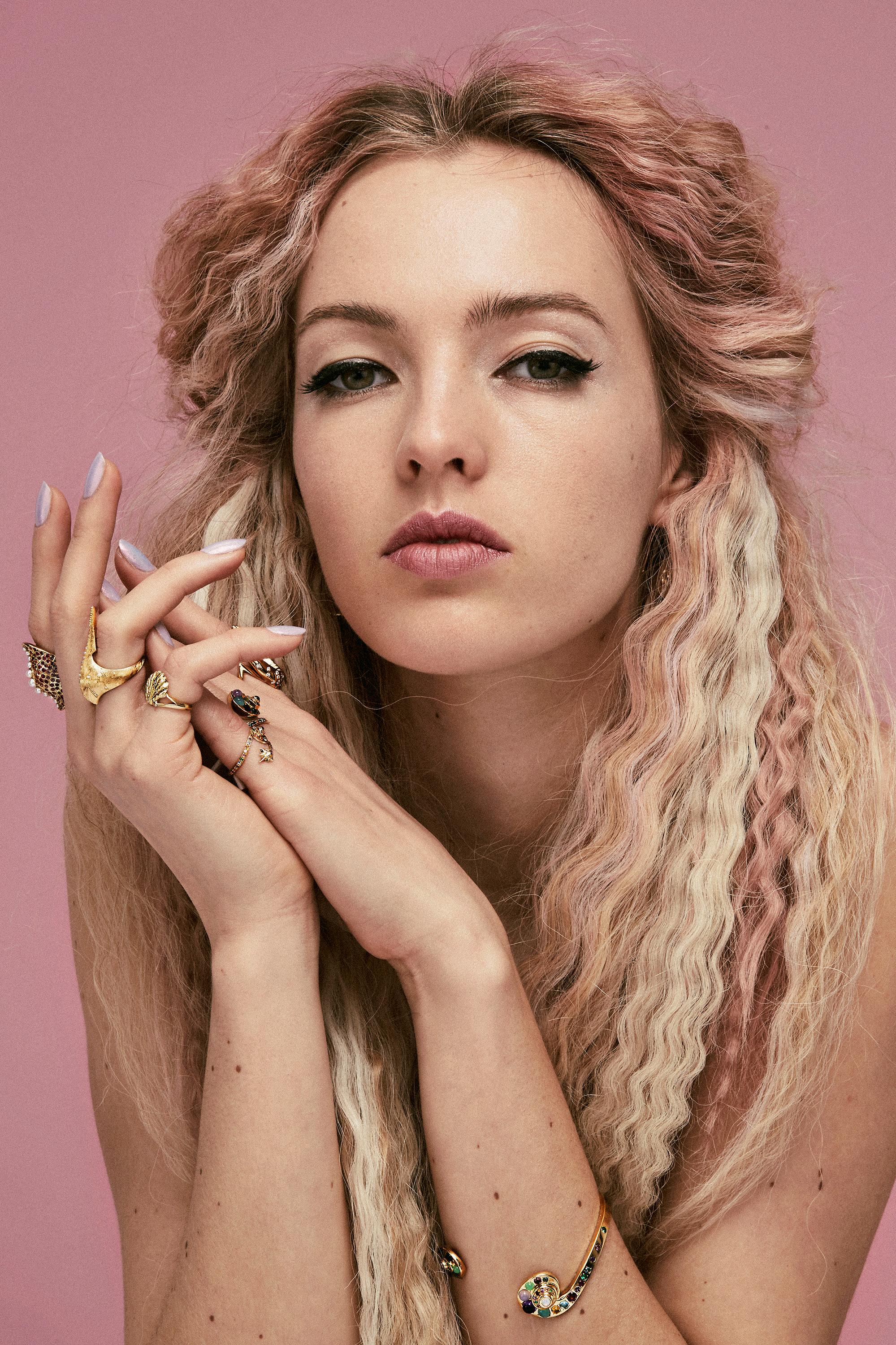 Venyx 18 Karat Gold Diamond Opal Emerald Colored Stone Moonshell Ring In New Condition For Sale In London, GB