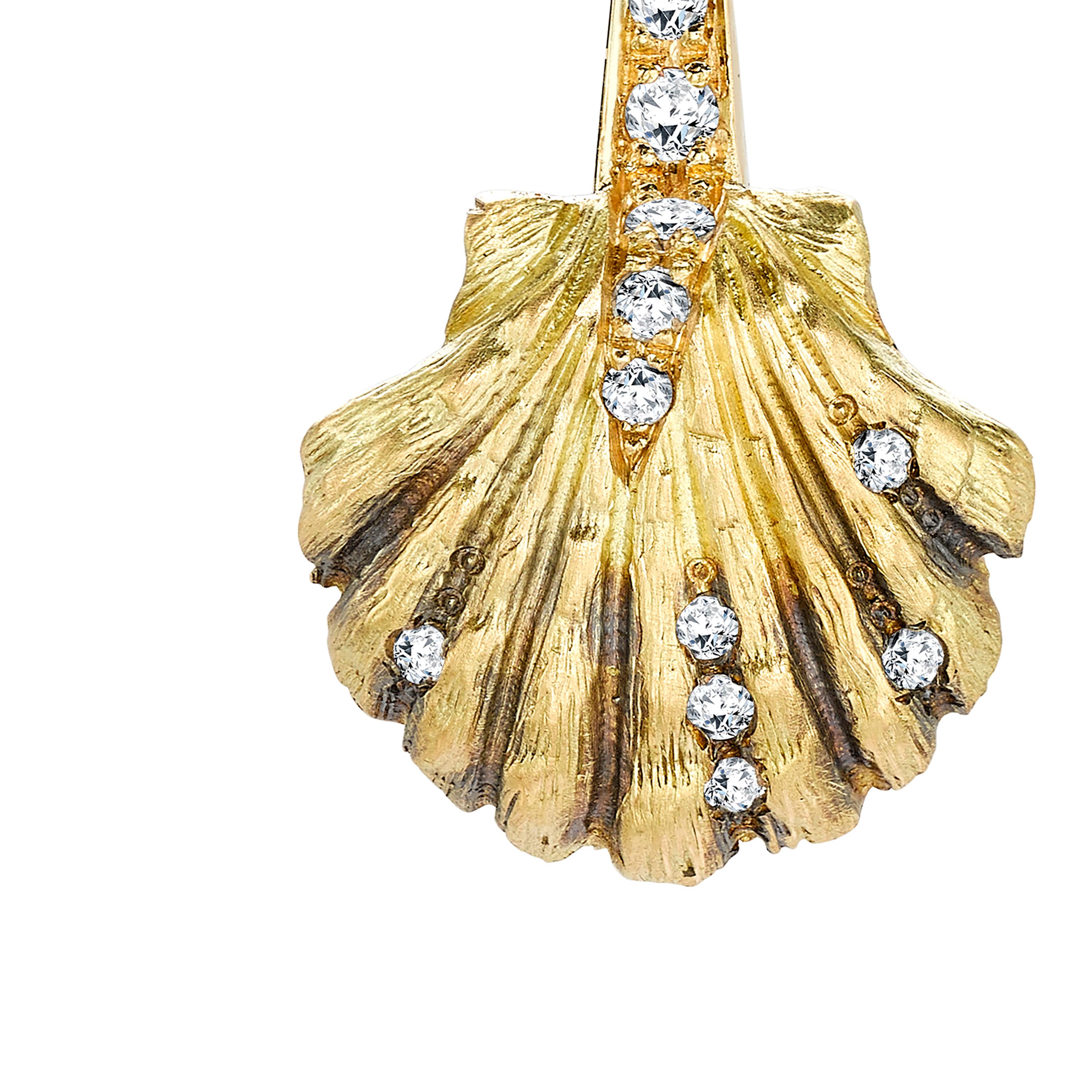 18k Yellow Gold approx. 7.60gr, Black Rhodium and 24 Diamonds 0.19ct

The simple scallop shell design of the Lady V has been seen in art and jewellery through the ages. A favoured shape, that of the Birth of Venus of Botticelli, has been textured
