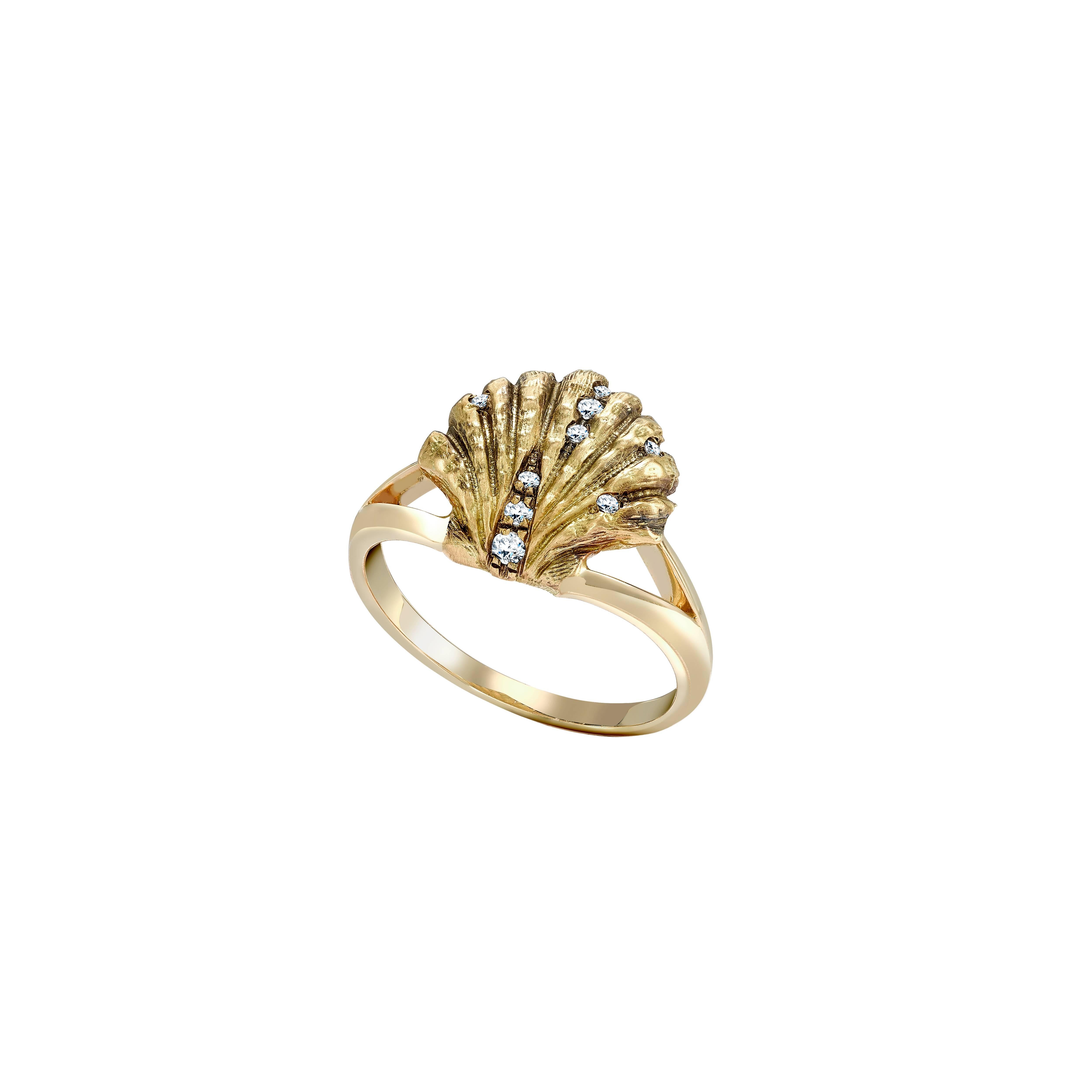 Ring size: 48 & 54 
(Alternative sizes available on a made to order basis, with an estimated delivery time of 4-6 weeks)

18k Yellow Gold approx. 3.70gr, Black Rhodium and 9 Diamonds 0.06ct

The simple scallop shell design of the Lady V has been