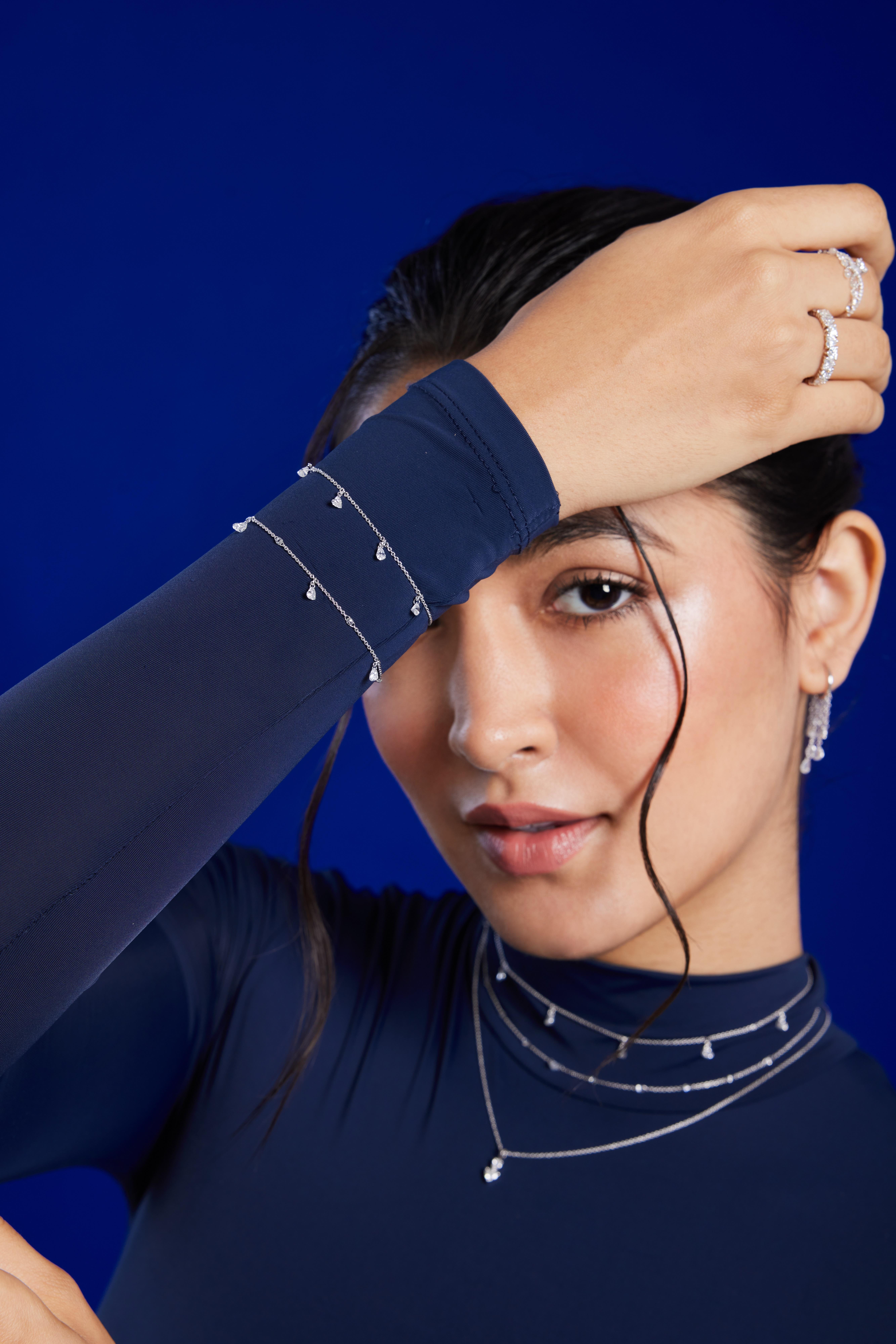 Vera Belleza kombiniert nur die reinsten herzförmigen Diamanten im Brillantschliff mit baumelnden Brioletten. Dieses zarte Armband aus 18 Karat Gold ist eine harmonische Mischung aus Eleganz und Charme. Die glitzernden Diamantbrioletten, die anmutig
