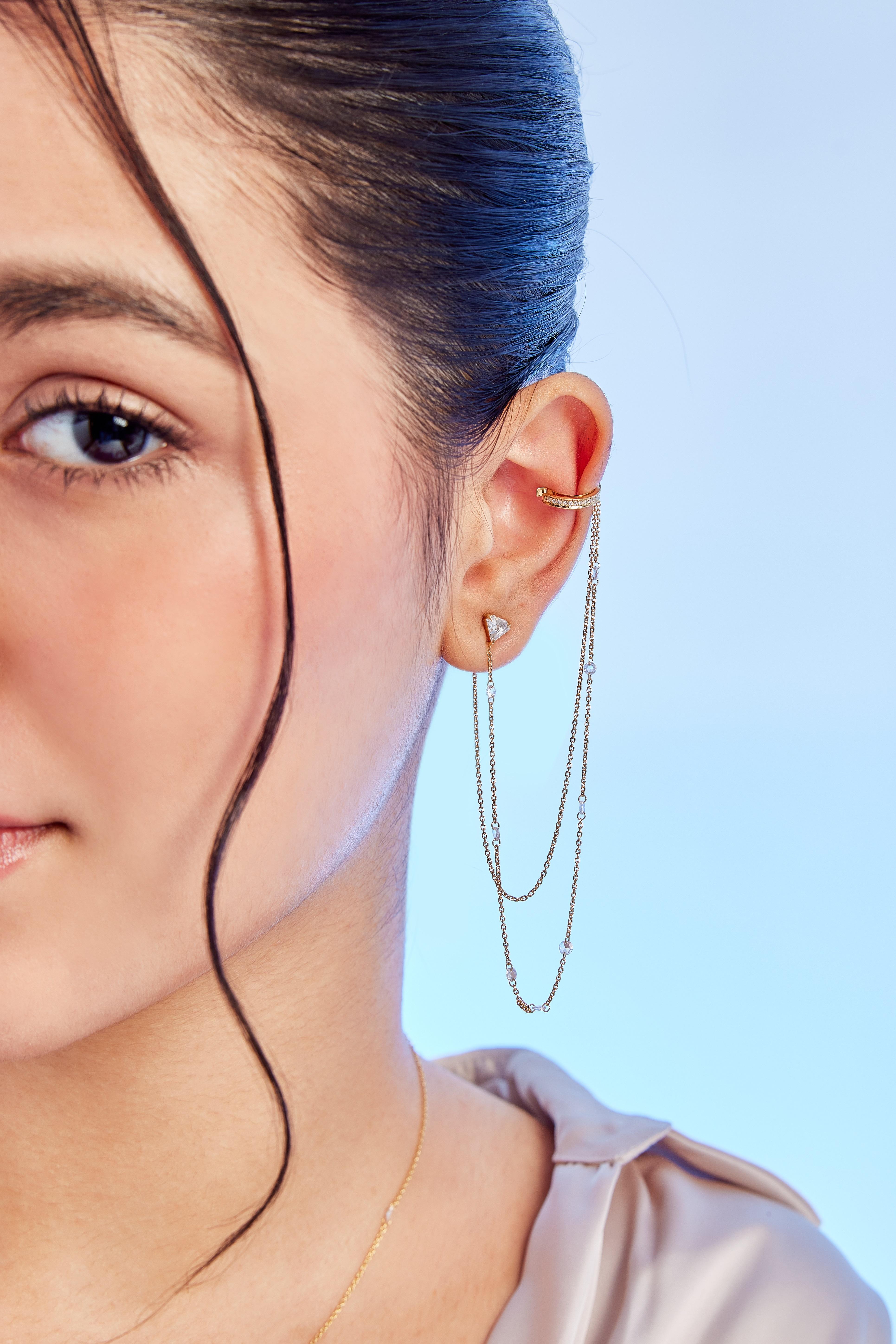 Entra in un'atmosfera di raffinata eleganza con questi orecchini di diamanti dal design squisito, un'armonia perfetta di arte e innovazione. Realizzati in oro 18 carati, i paraorecchie sono caratterizzati da un'elegante barra impreziosita da una