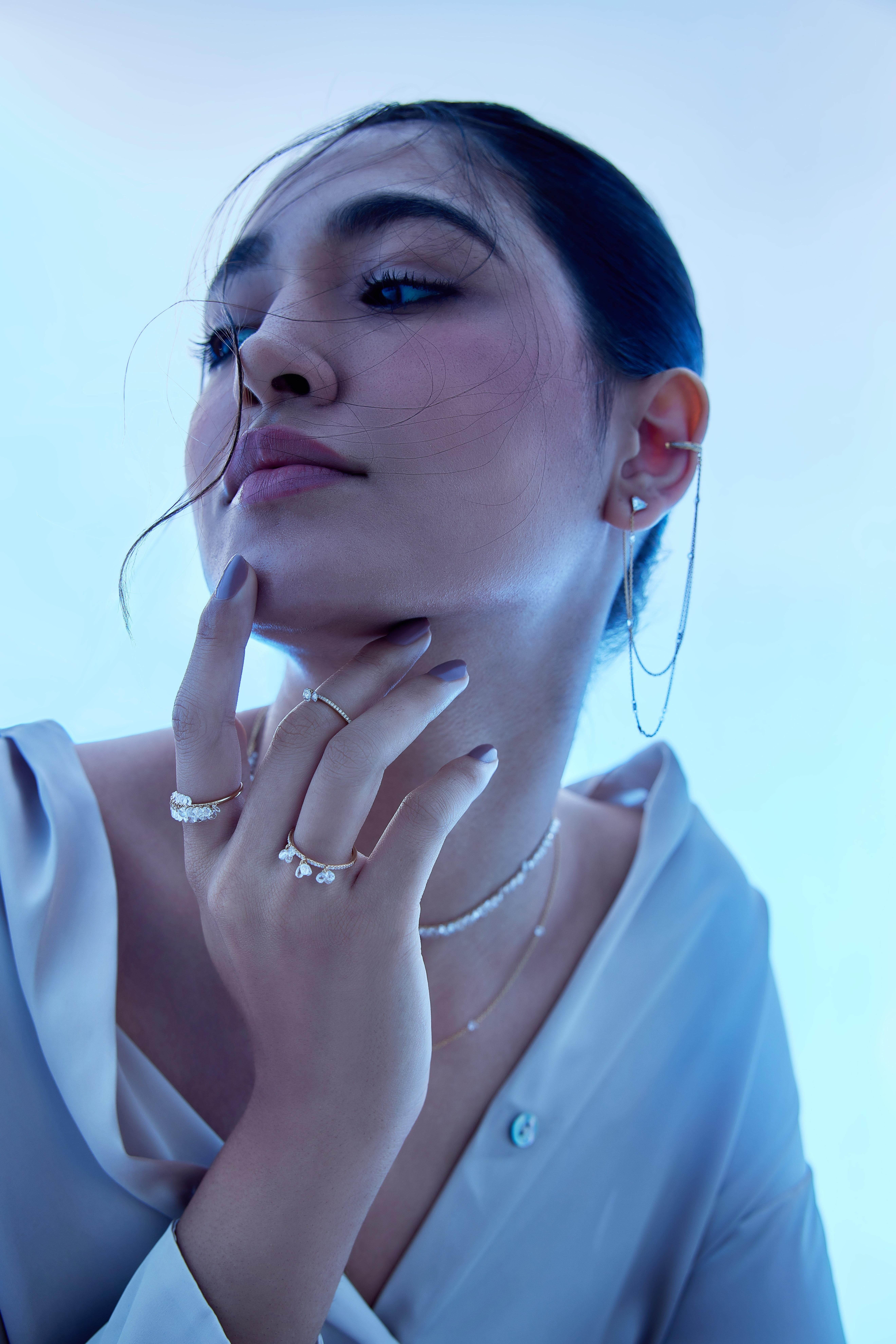 Moderno Vera Belleza  Bracciali per orecchie in oro 18 carati, borchie a forma di diamante e roselline penzolanti in vendita