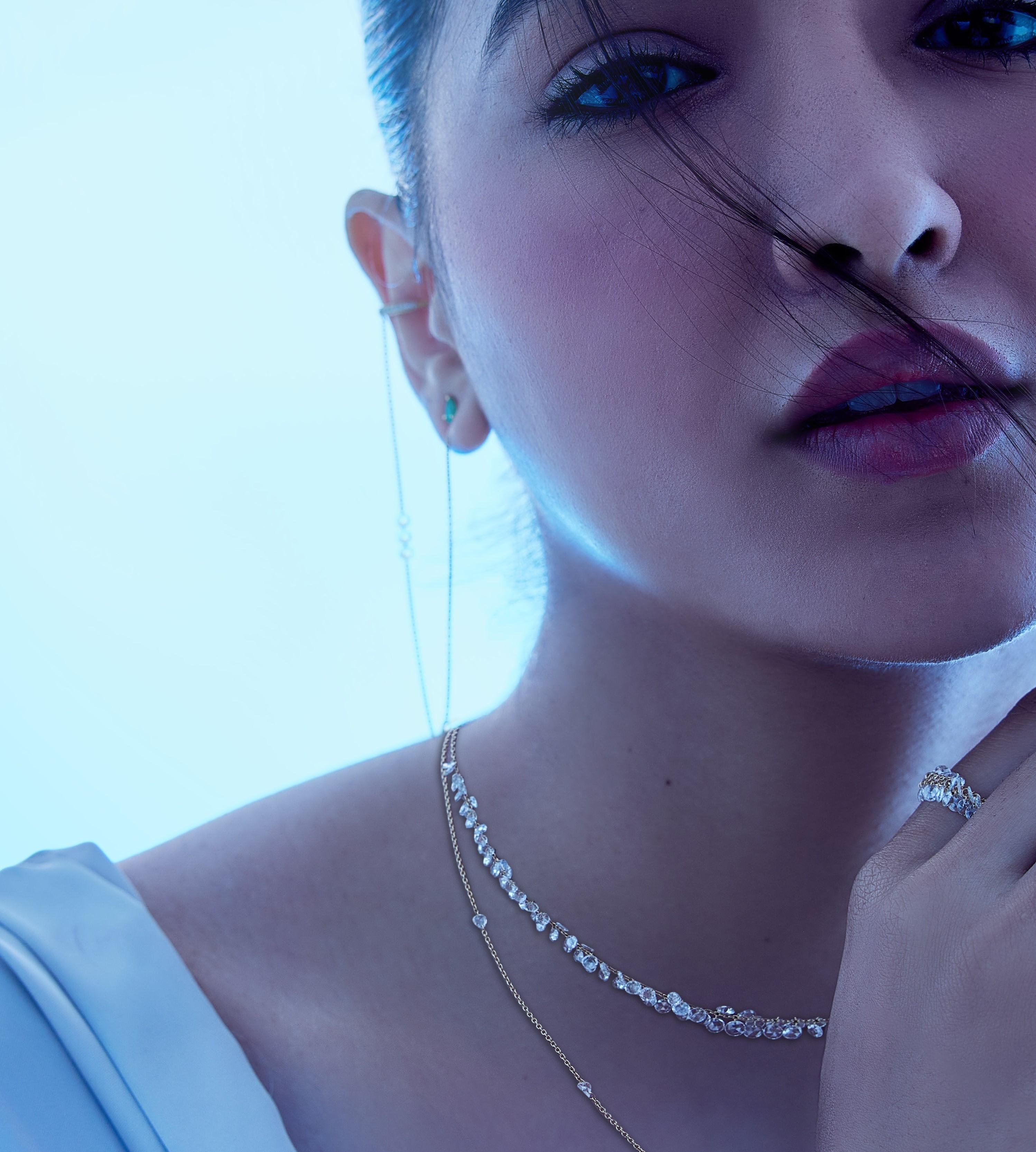 Moderne Manchettes d'oreilles Vera Belleza avec diamants flottants taille rose et émeraude en or 18 carats en vente