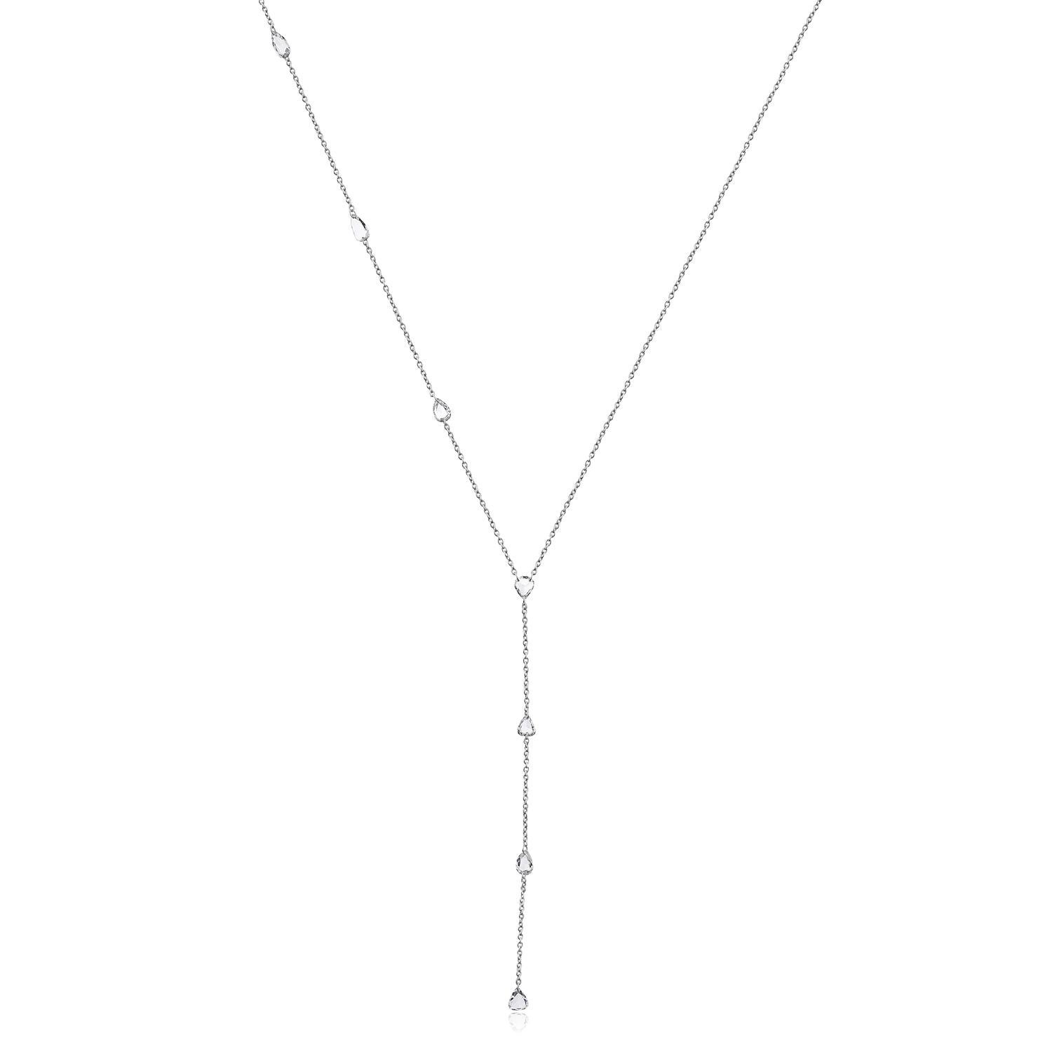 Eleganza senza sforzo con questa collana di diamanti dal design unico, una fusione perfetta di asimmetria moderna e raffinatezza senza tempo. Realizzata in oro 18 carati, la collana presenta una delicata catena su un lato e una fila di diamanti a