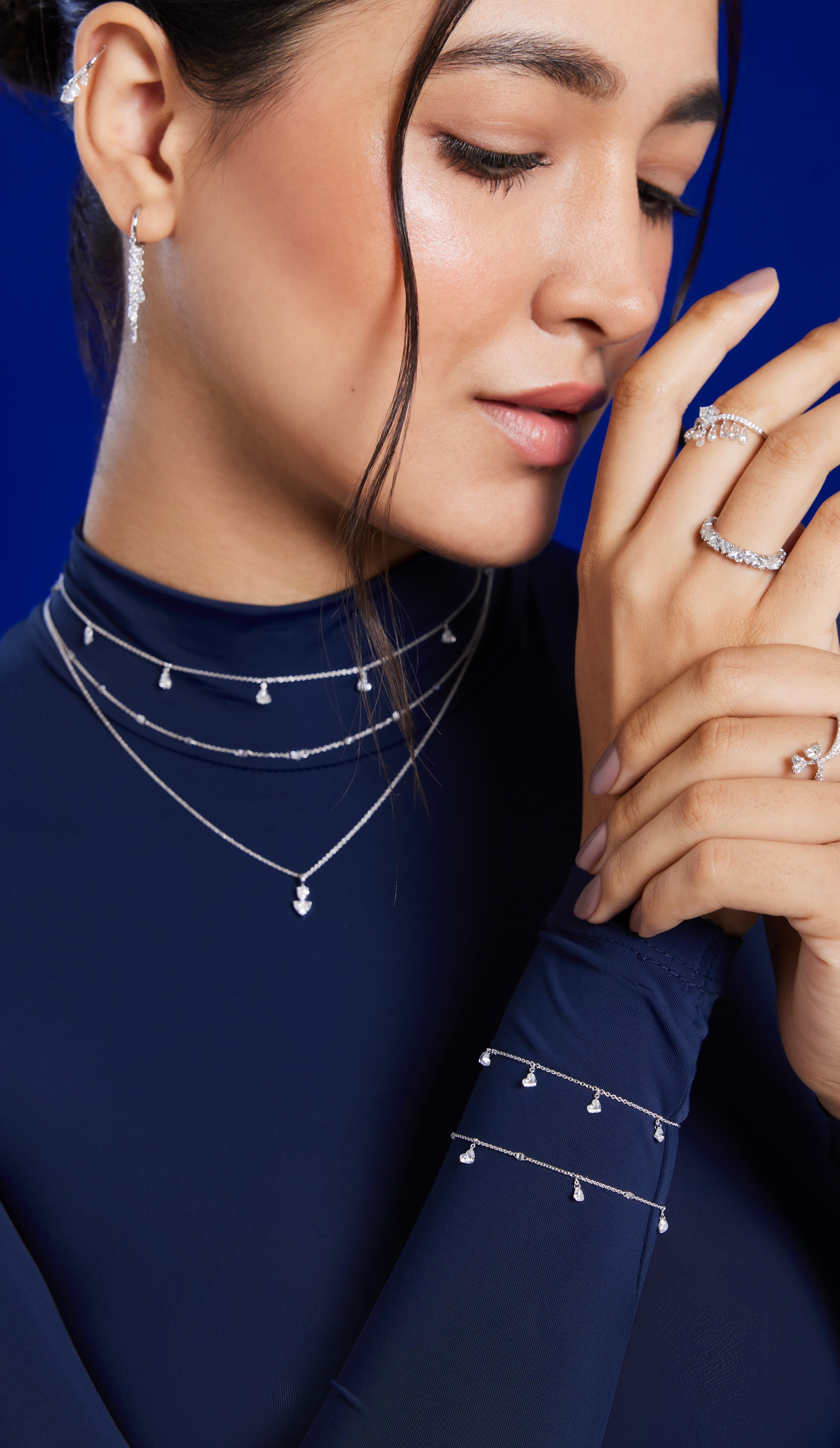 Moderno Ciondolo con diamante a forma di pera e cuore di Vera Belleza con catena in oro 18 carati in vendita