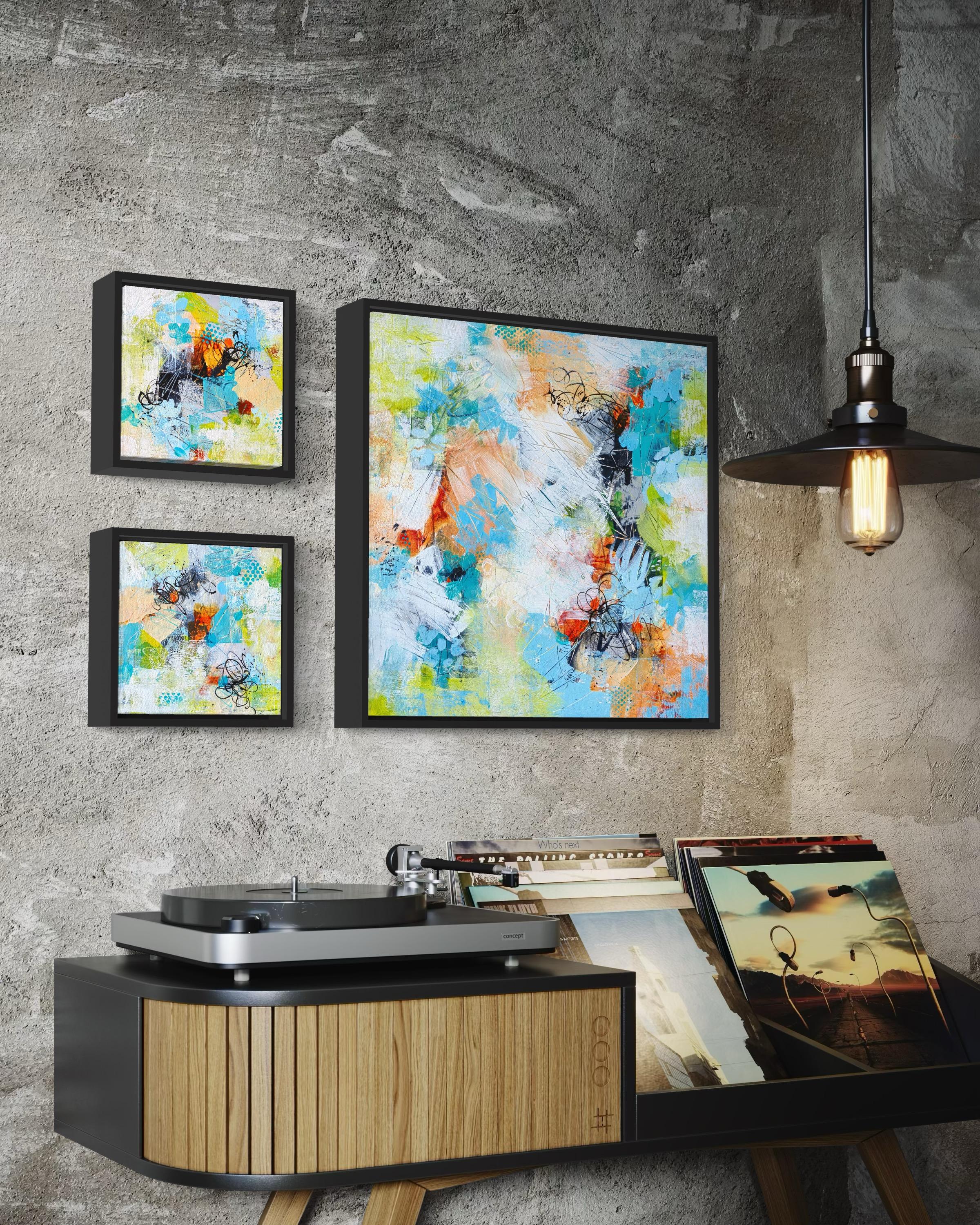Questo è un trittico astratto colorato. Ogni quadro è incorniciato in una cornice di legno nero, pronto per essere appeso. (Dimensioni incorniciate: quadro grande 53,5x53.5x3,5 cm e due quadri piccoli 23,5x23,5x3,5 ciascuno). Le dimensioni del