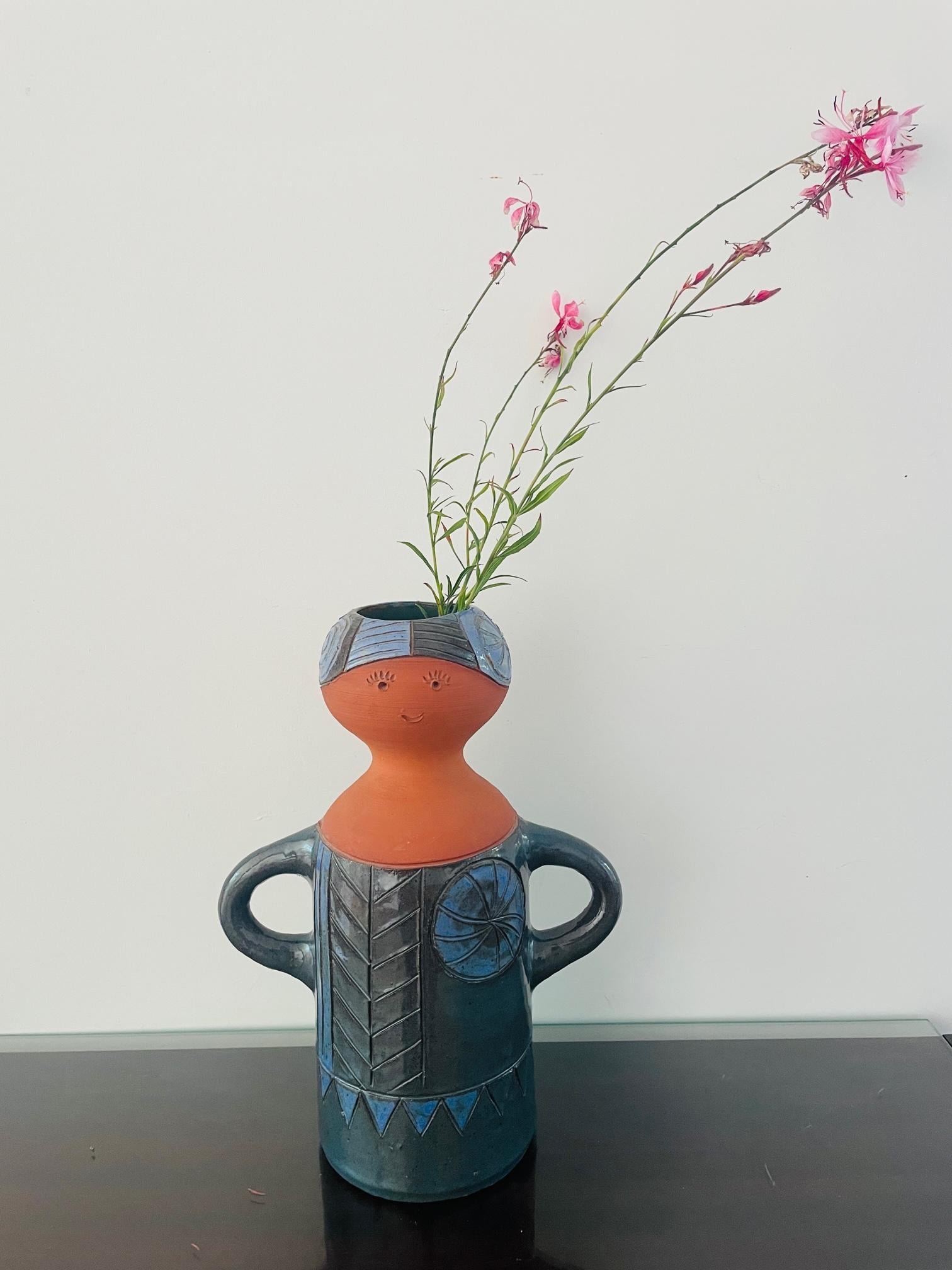 Just look at it and you know everything. This vase is a must have for collectors of any kind. From ceramic lovers to Swedish design freaks. Adorable and beautiful!