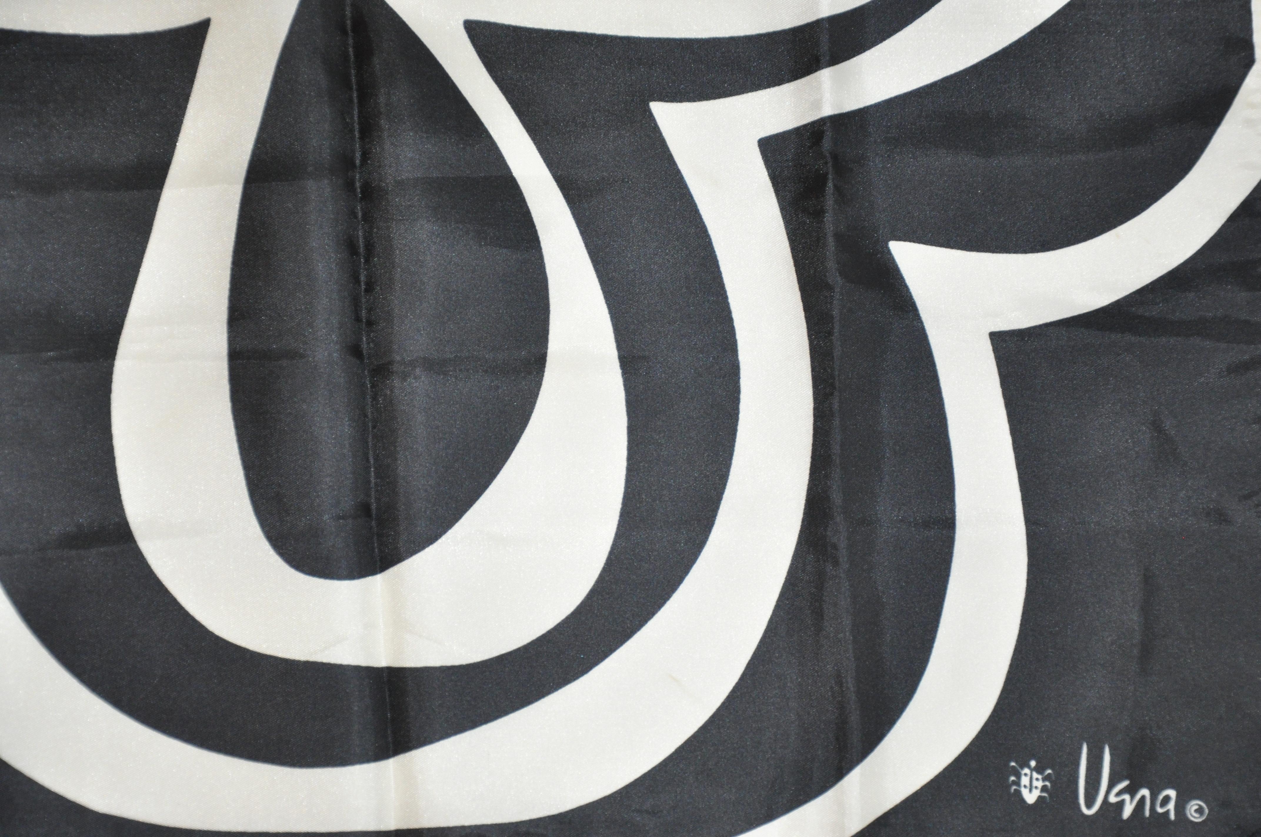 Vera Midnight - Écharpe noire et ivoire « Lucky Clover » avec bordures blanches Bon état - En vente à New York, NY